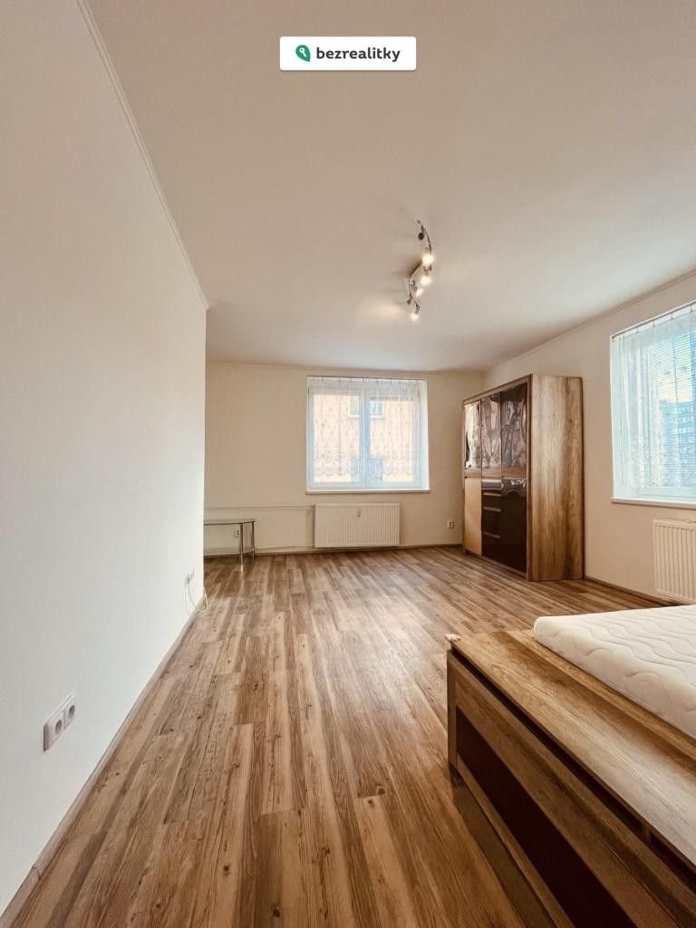 1768320814-mzyizszugx-pokoj-s-okny