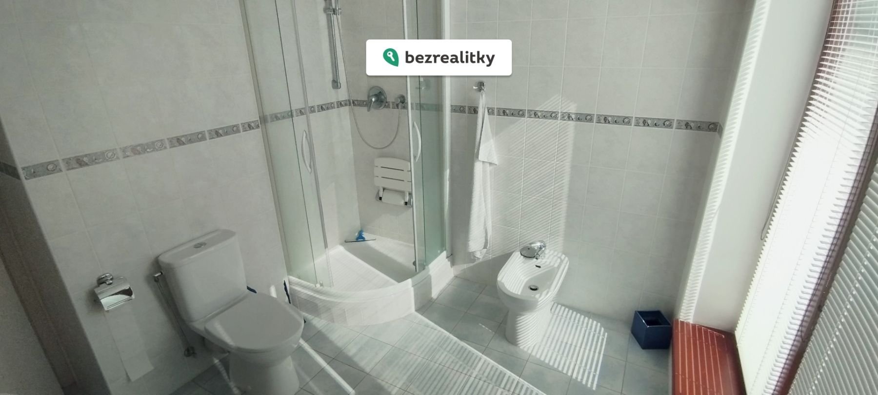 1774430785-leyarmvccg-v-c4-9bt-c5-a1-c3-ad-koupelna-s-wc-a-terasou1