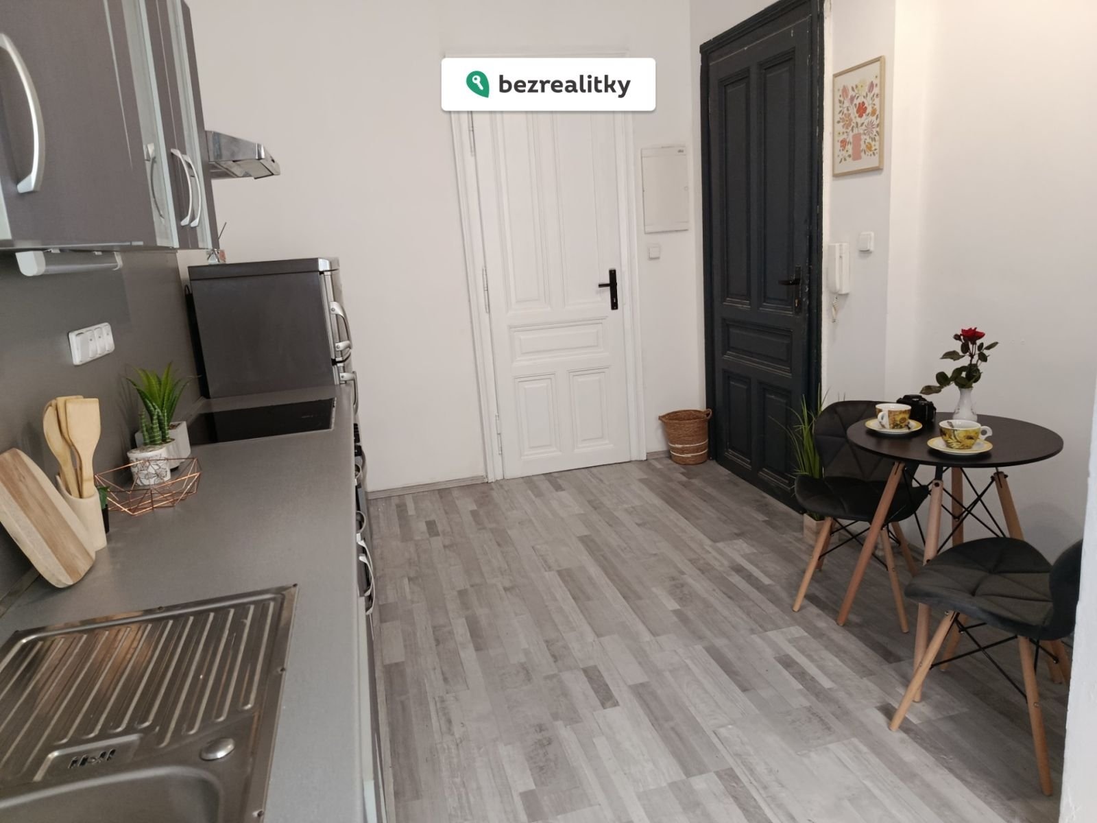 1762645774-wgbbzosvuk-7-2-kuchyn-c4-9b-pohled-od-okna