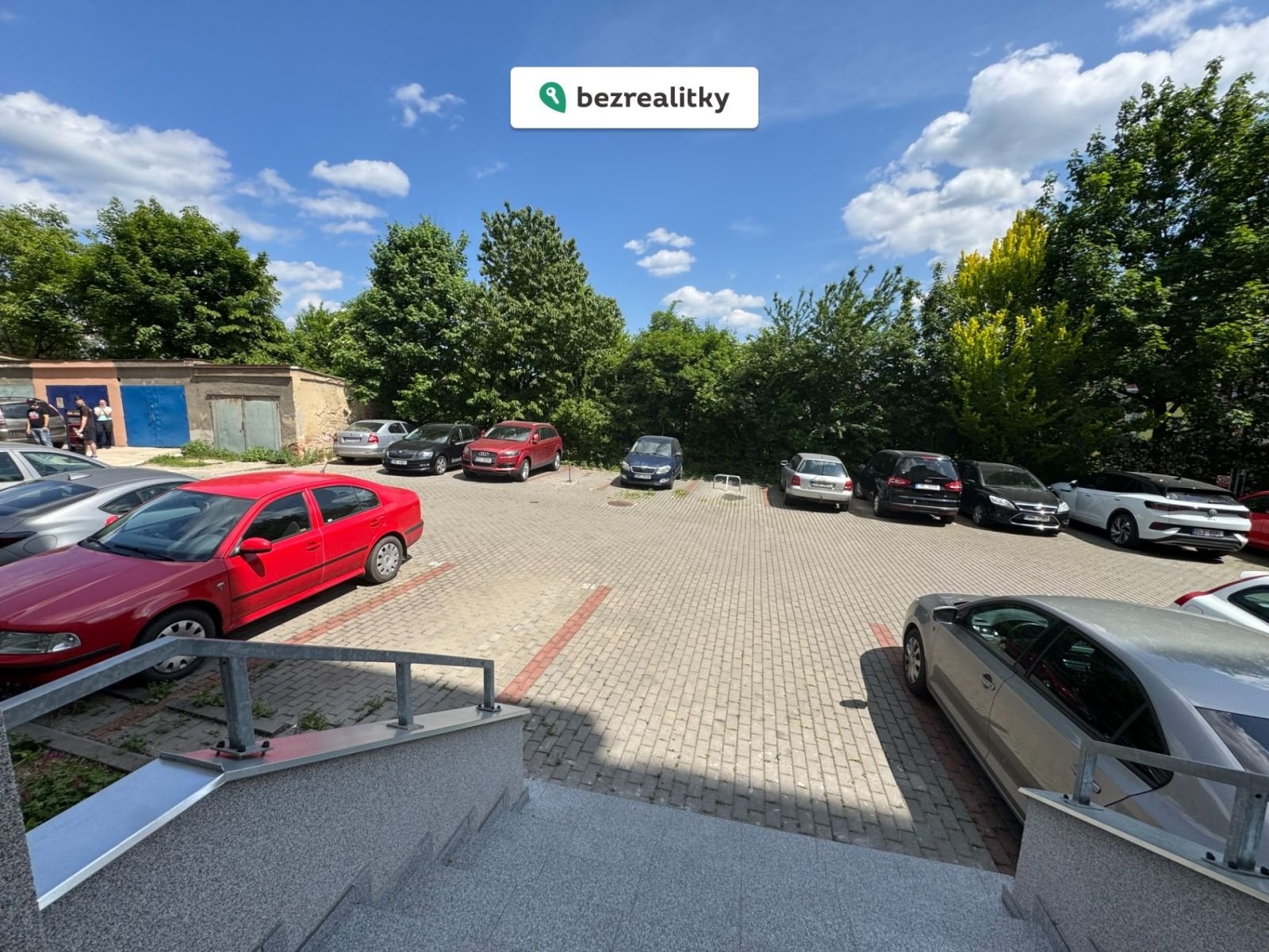 1746734250-vmuchjugde-parking-od-domu