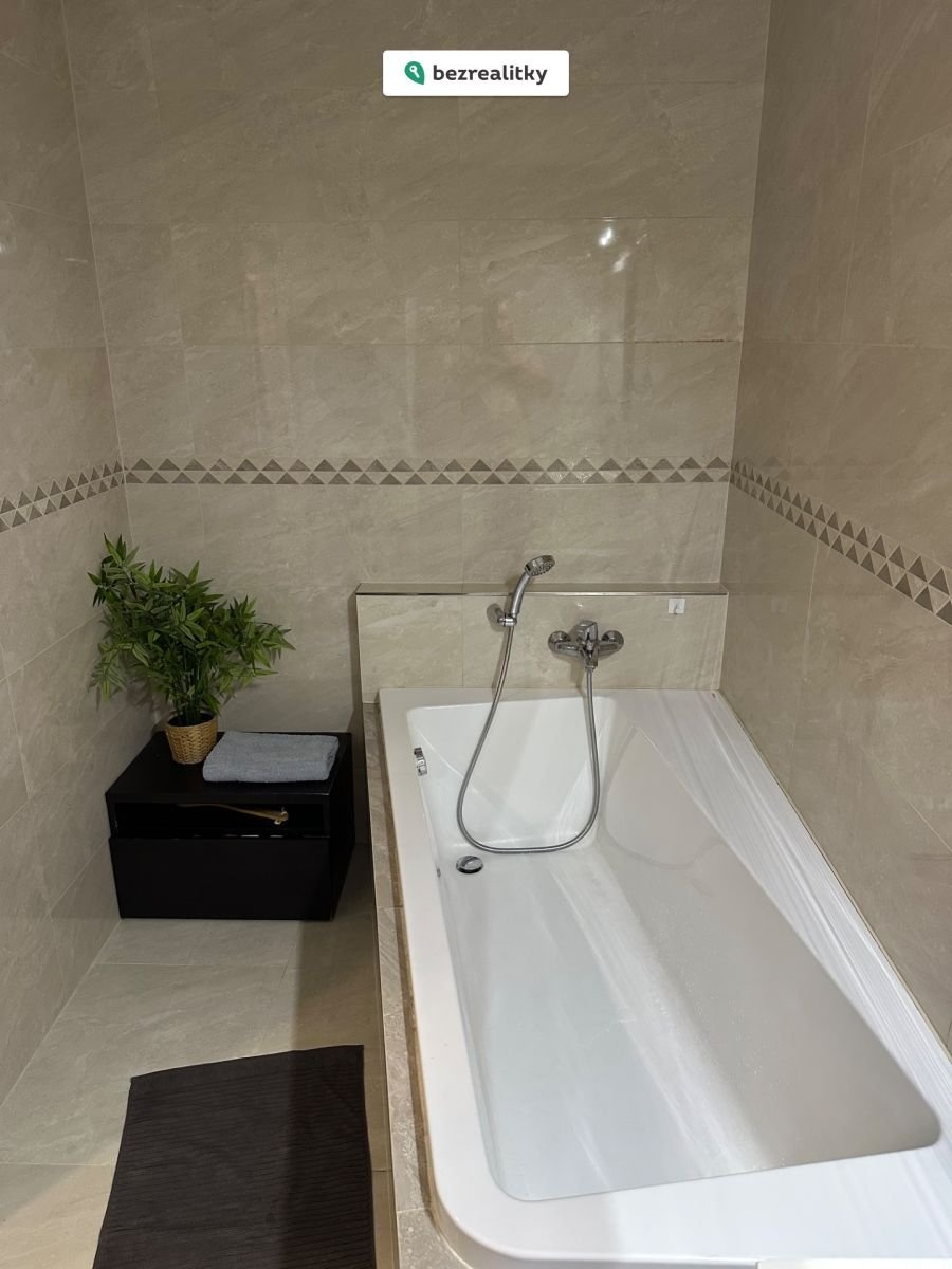 1757453246-lhatytshbf-tempimageund384
