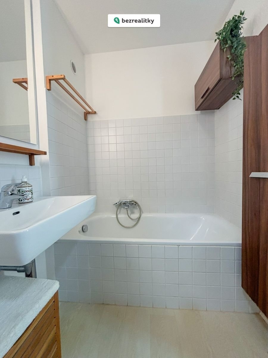 1774191584-bgvmxcuopj-pic-1110-img-8400