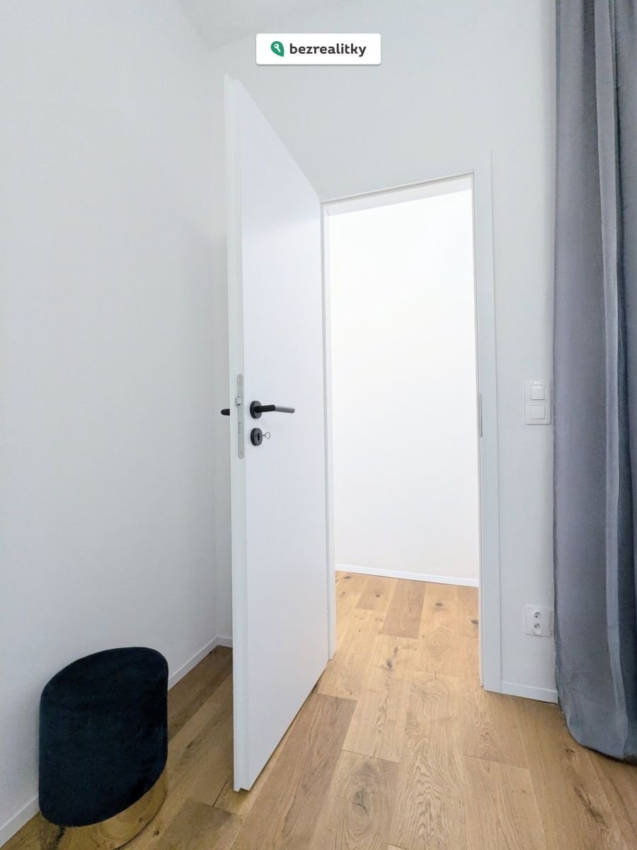 1764157084-ovaodtmnss-1000188410