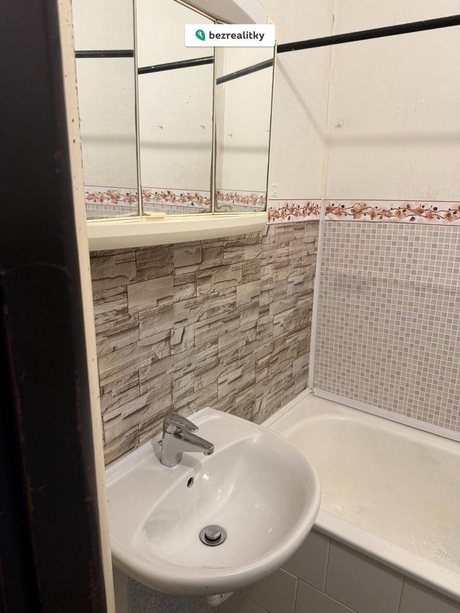 1758089478-adjeefnlmg-image0-284-29