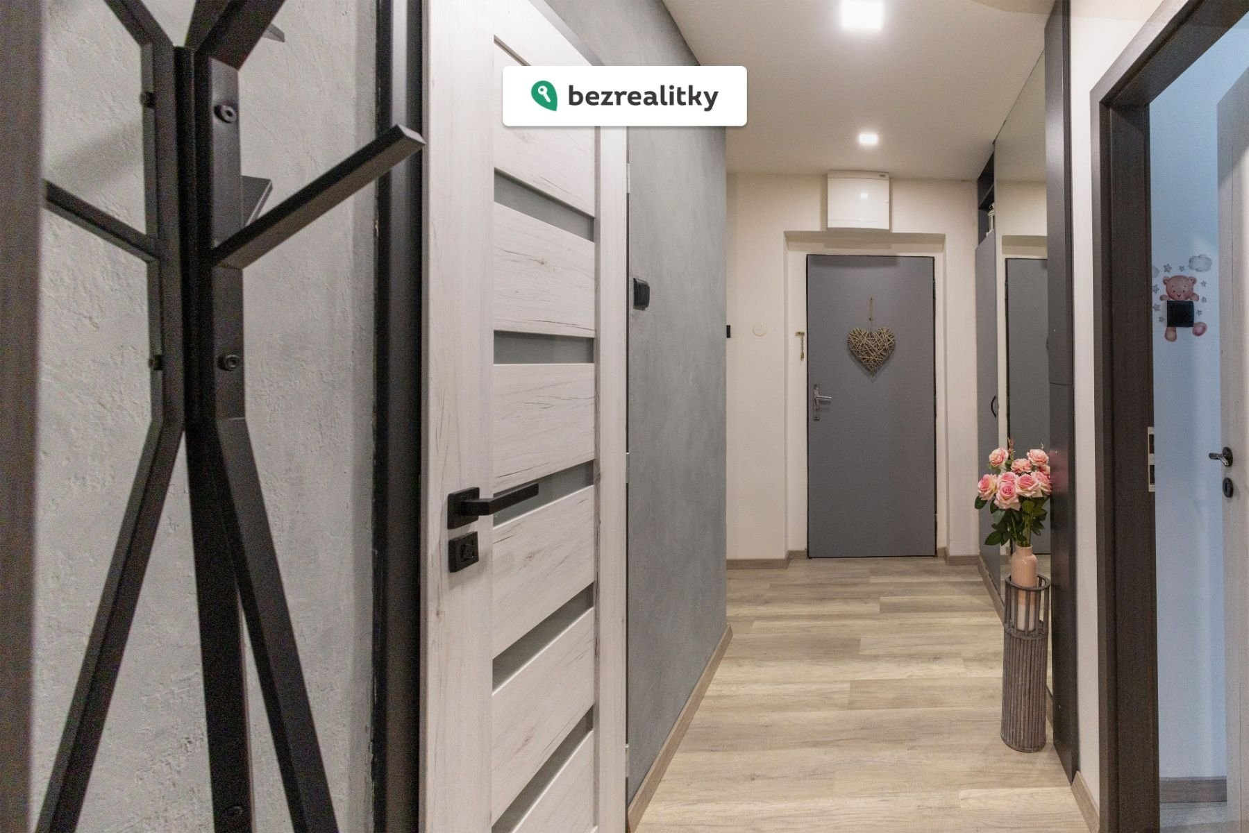 1775833353-dooussjmet-chodba1