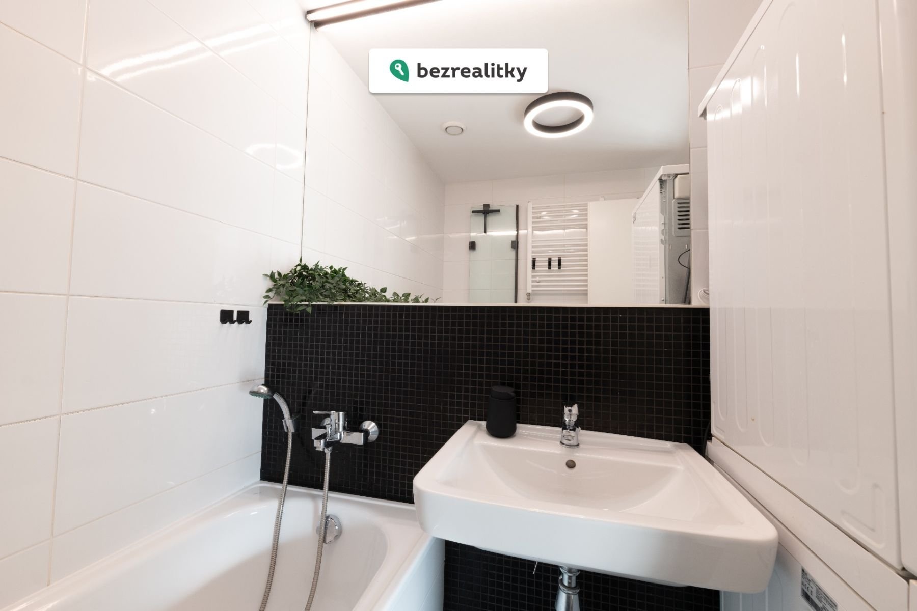 1764448701-ybzheifuei-koupelna-zrcadlo