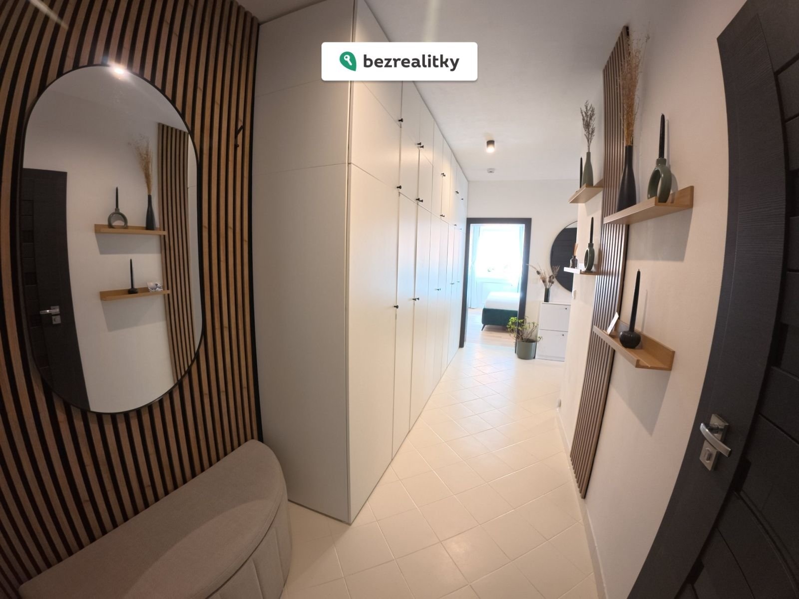 1775490669-aqhojbywei-chodba-1