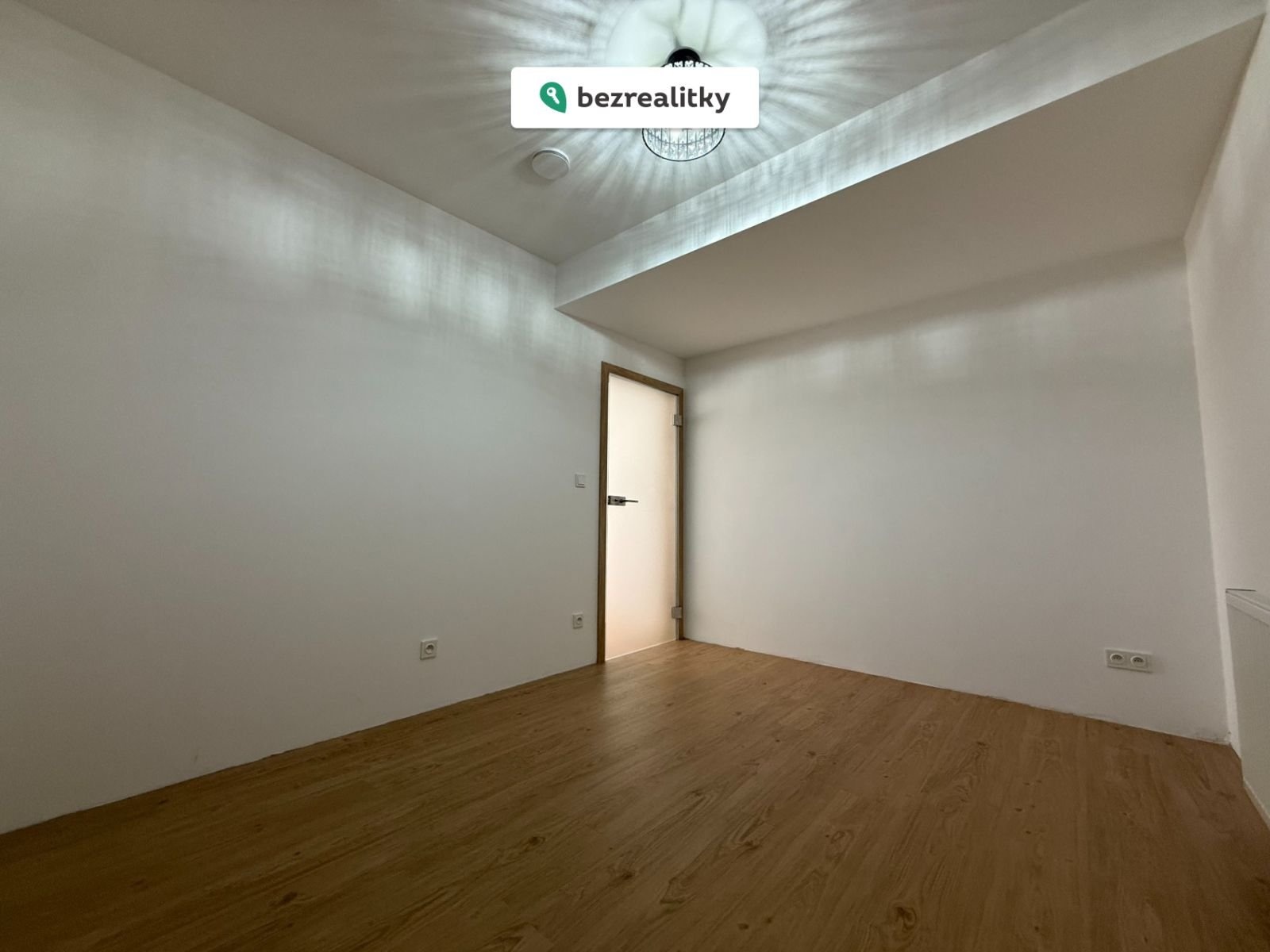 1758873588-ajgddgglbp-pokoj-bez-okna