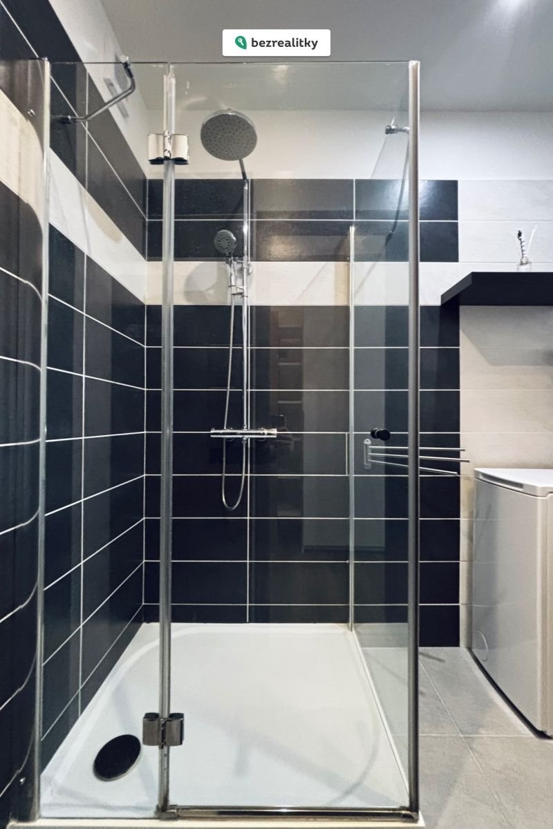 1763550897-zheuzkuoam-img-4989