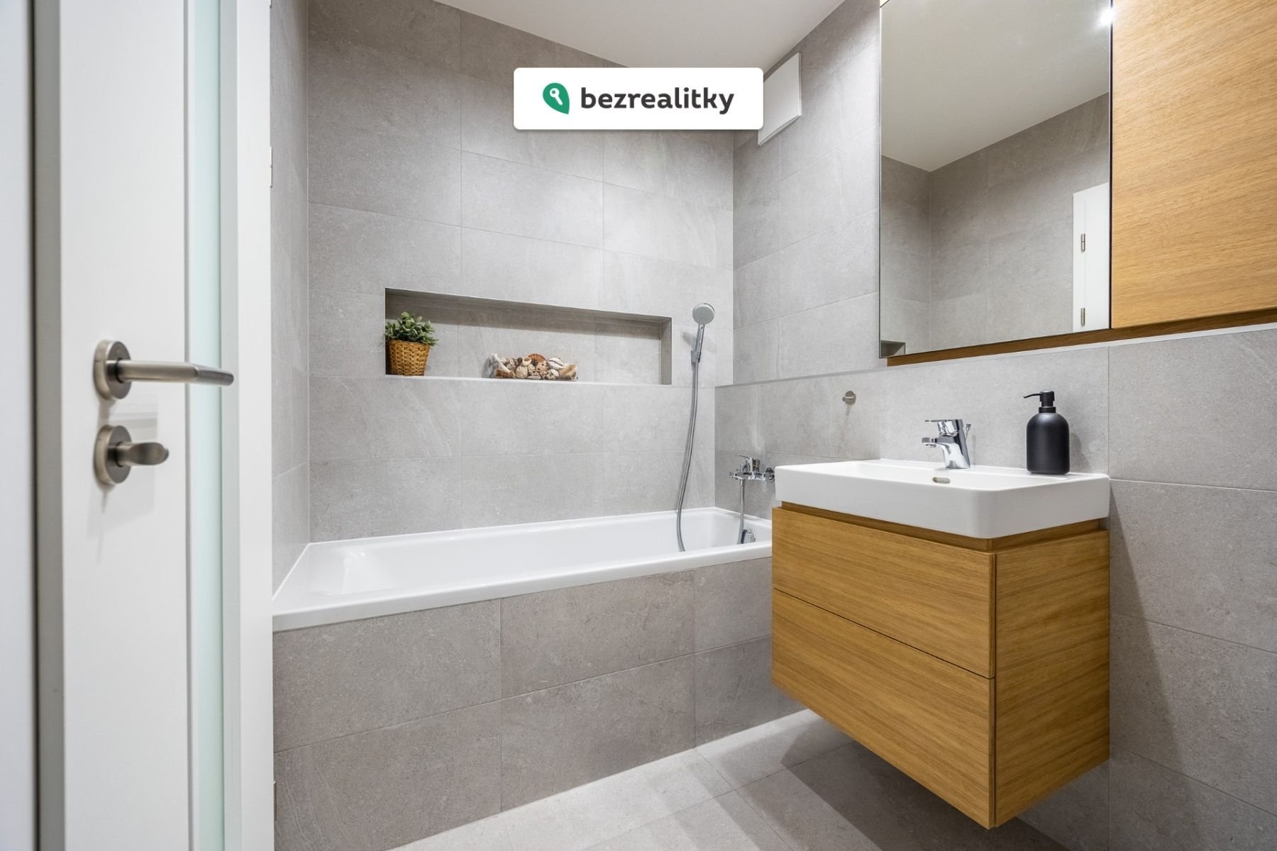 1775756126-xeoqenhqan-10-koupelna