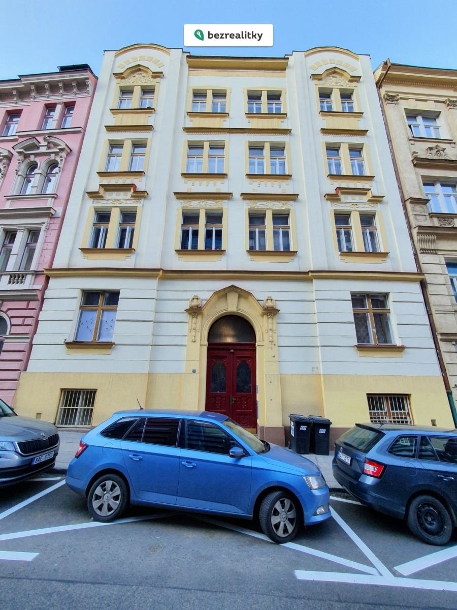 1762458812-oynkmhbgir-budova-z-ulice