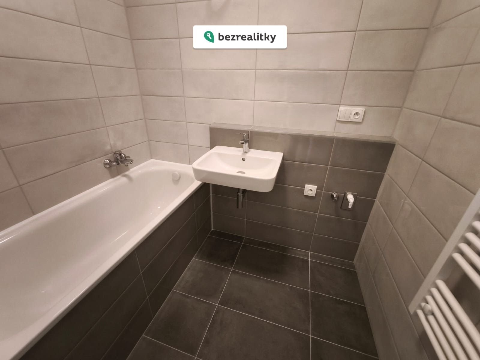 1762349756-bguvnqkzec-obr-c3-a1zek-whatsapp-2c-202