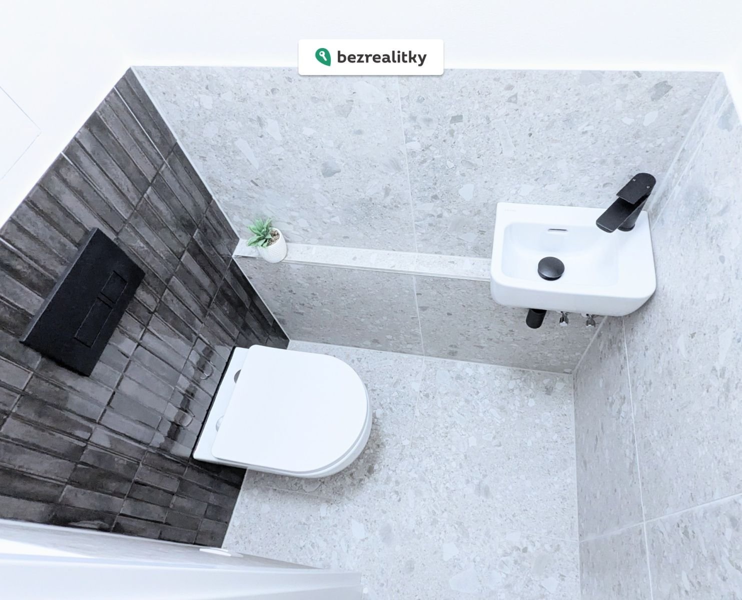 1763073916-fhracypoak-1000184487