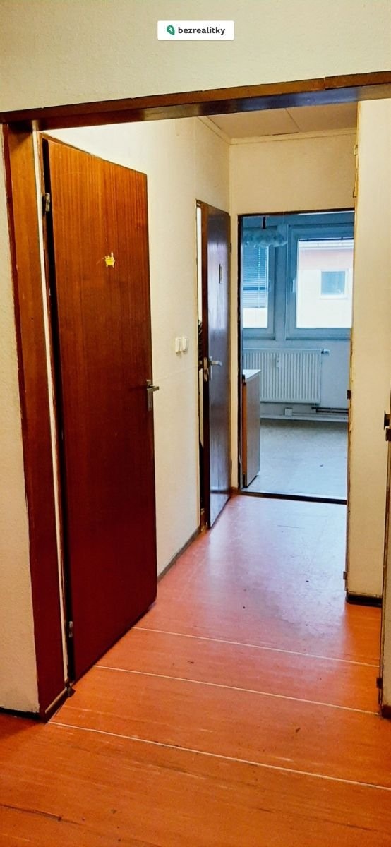 1763378954-qzlnfekpbw-pohled-z-chodby-do-kuchyn-c4