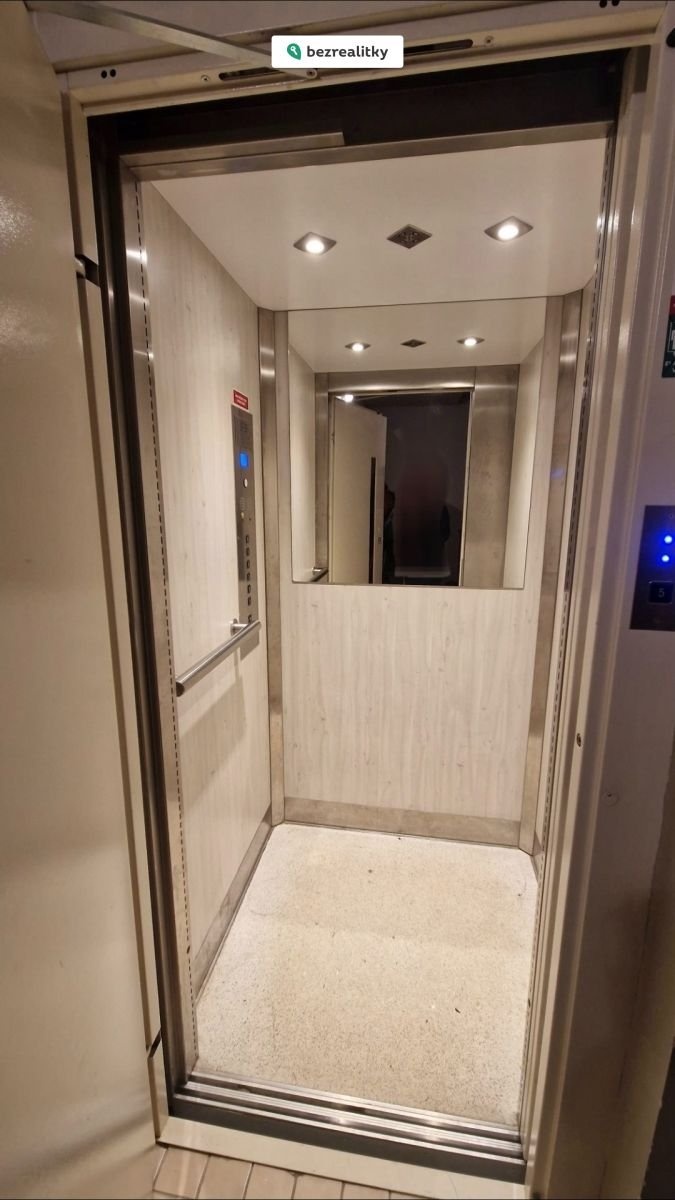 1761815975-jlffzkxtxv-1000042520