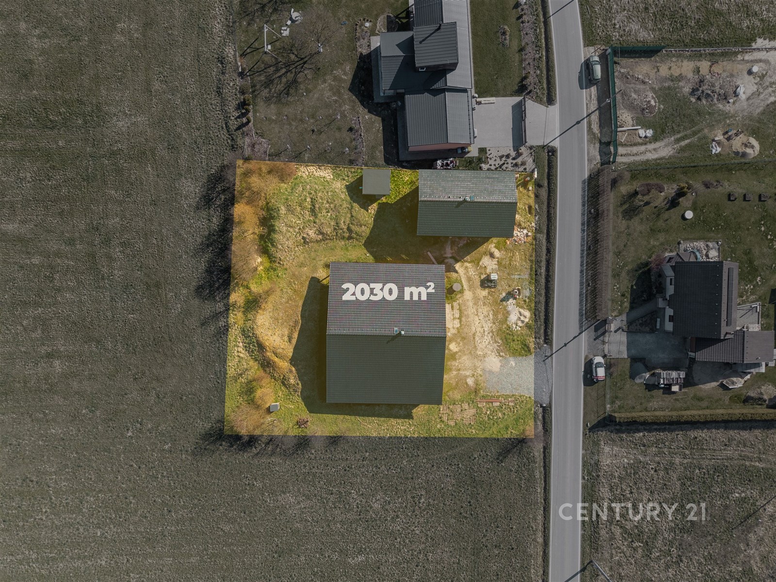 Pozemek o rozloze 2030 m2 se nachází v klidné lokalitě, ideální pro stavbu rodinného domu. Dobrý přístup z asfaltové silnice, možnost zahrady či terasy.