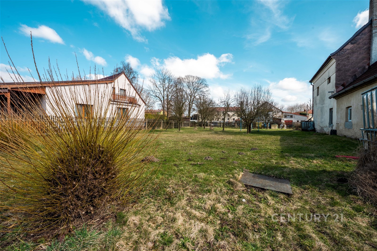 Prostorná zahrada s travnatým porostem, obklopená 