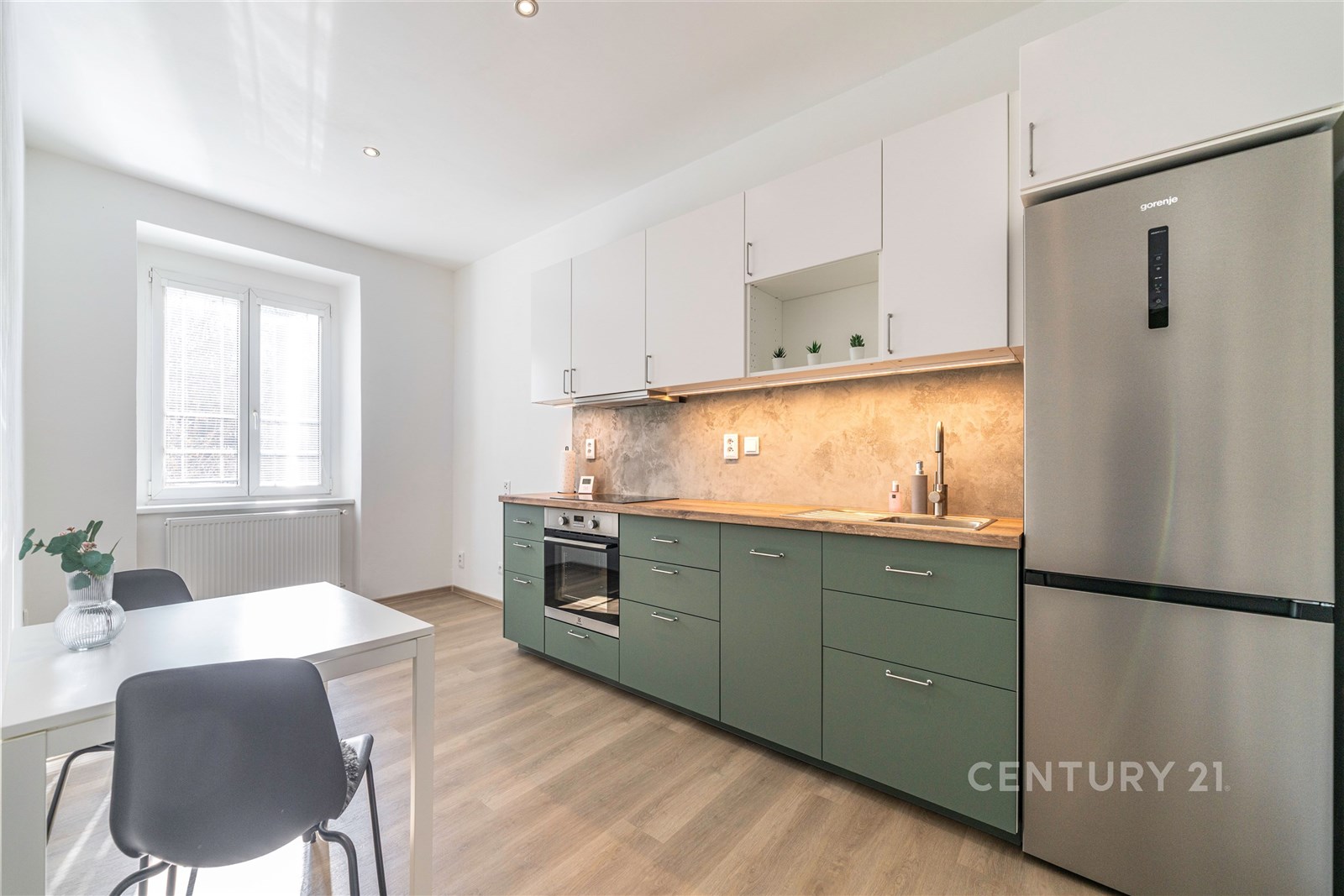 Moderní kuchyň se zelenými skříňkami, světlou park