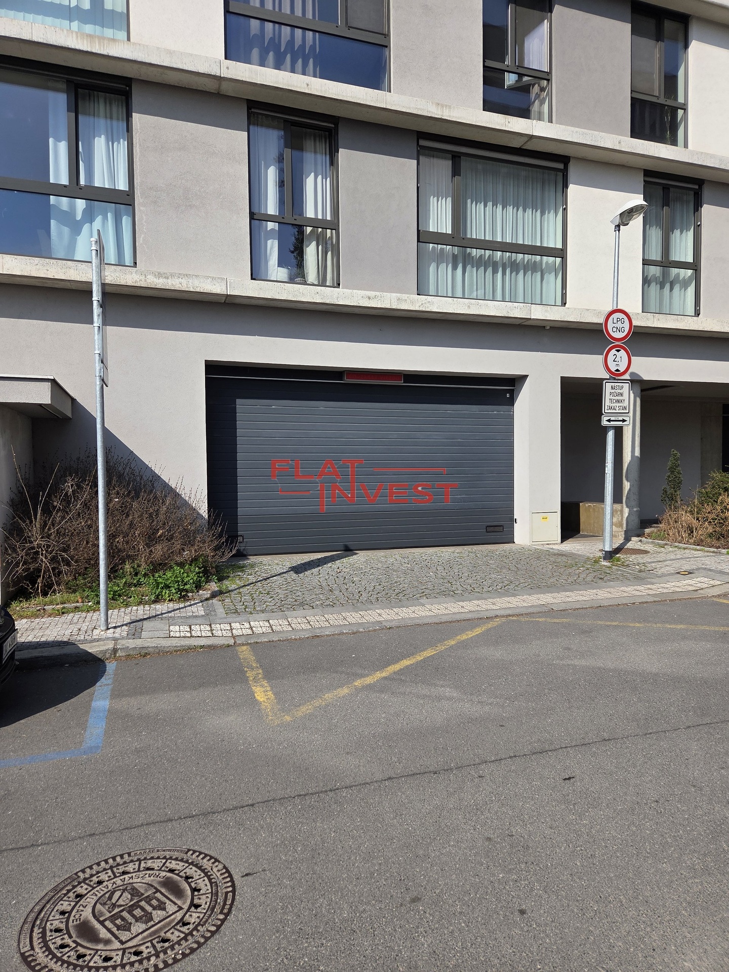 Pohled na vstup a vjezd do domu