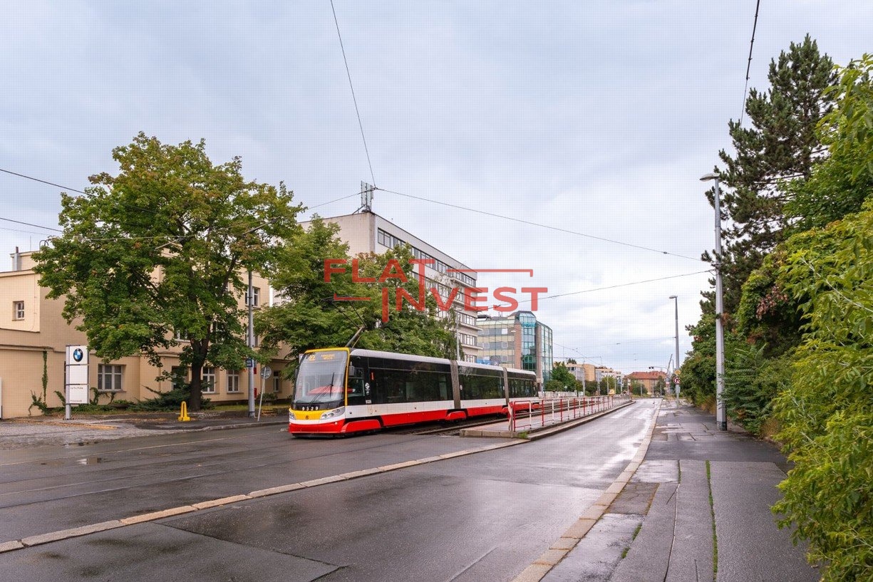 Budova z pohledu tramvajové zastávky