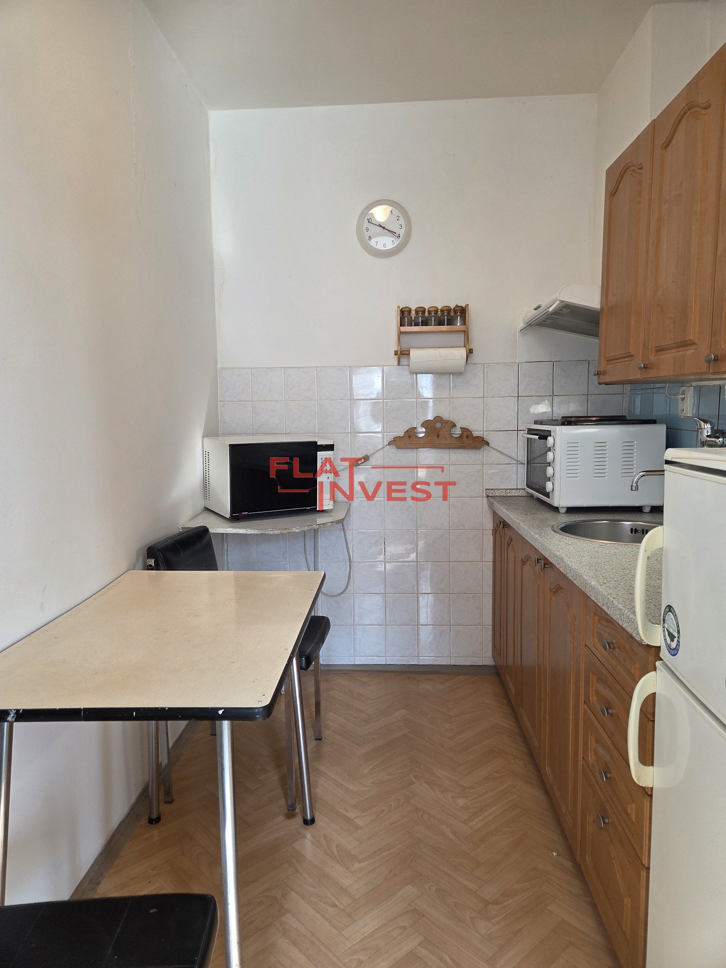 Kuchyň s jídelním stolem 1