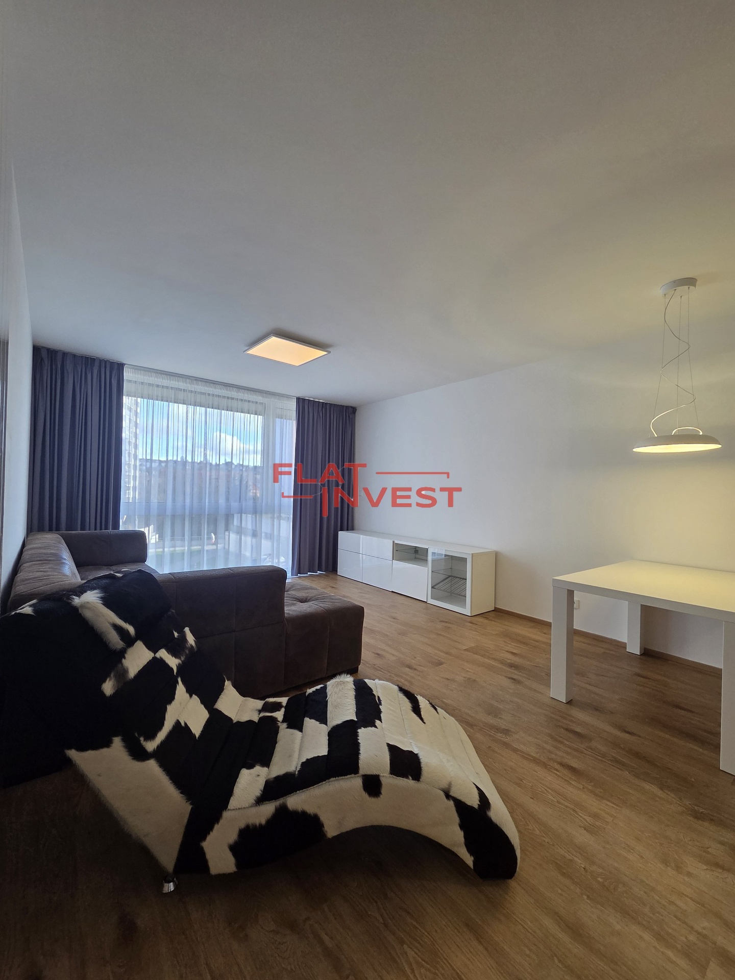 Obývací pokoj s kuchyňským koutem 1