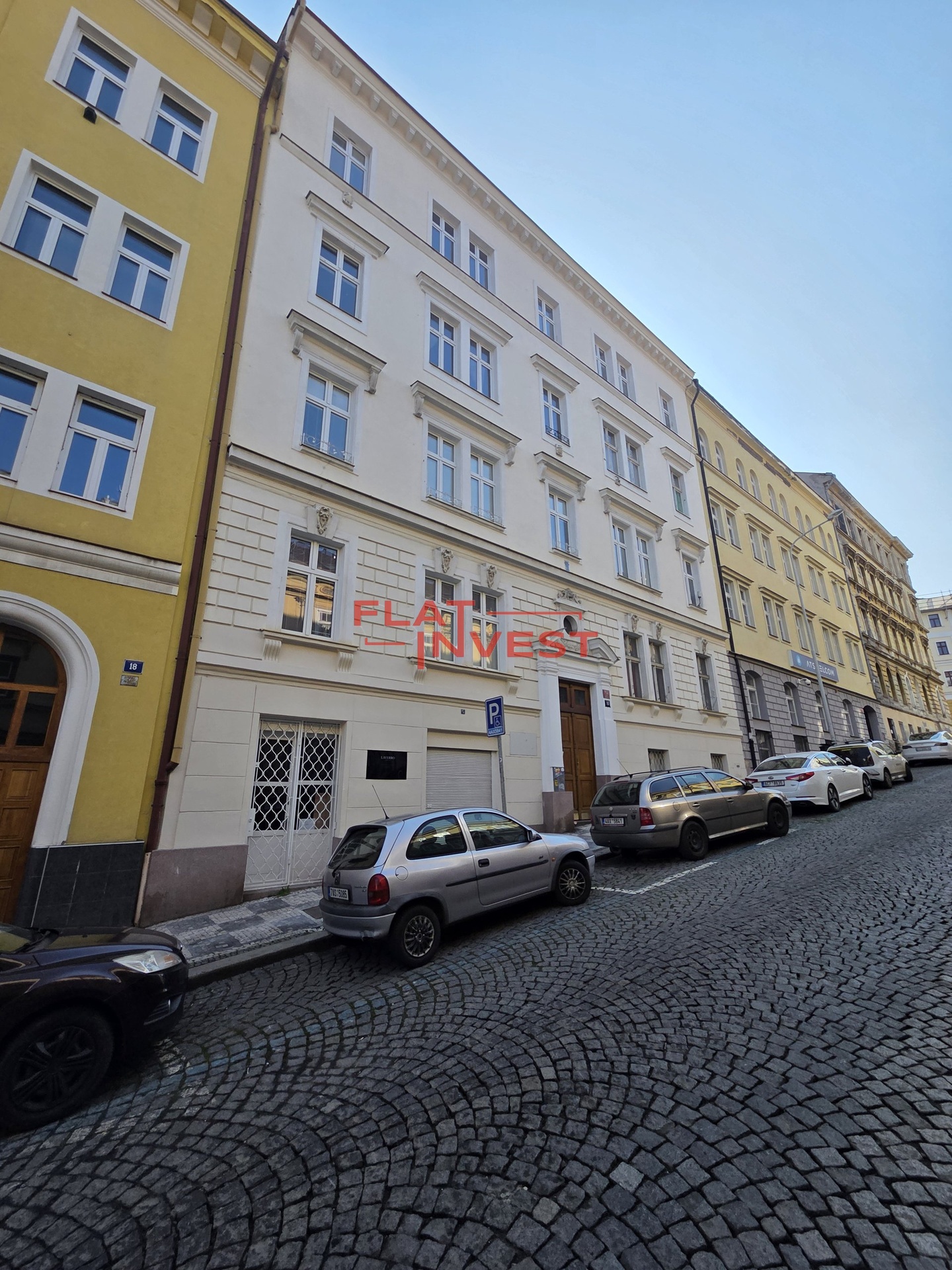 Pohled na ulici a bytový dům