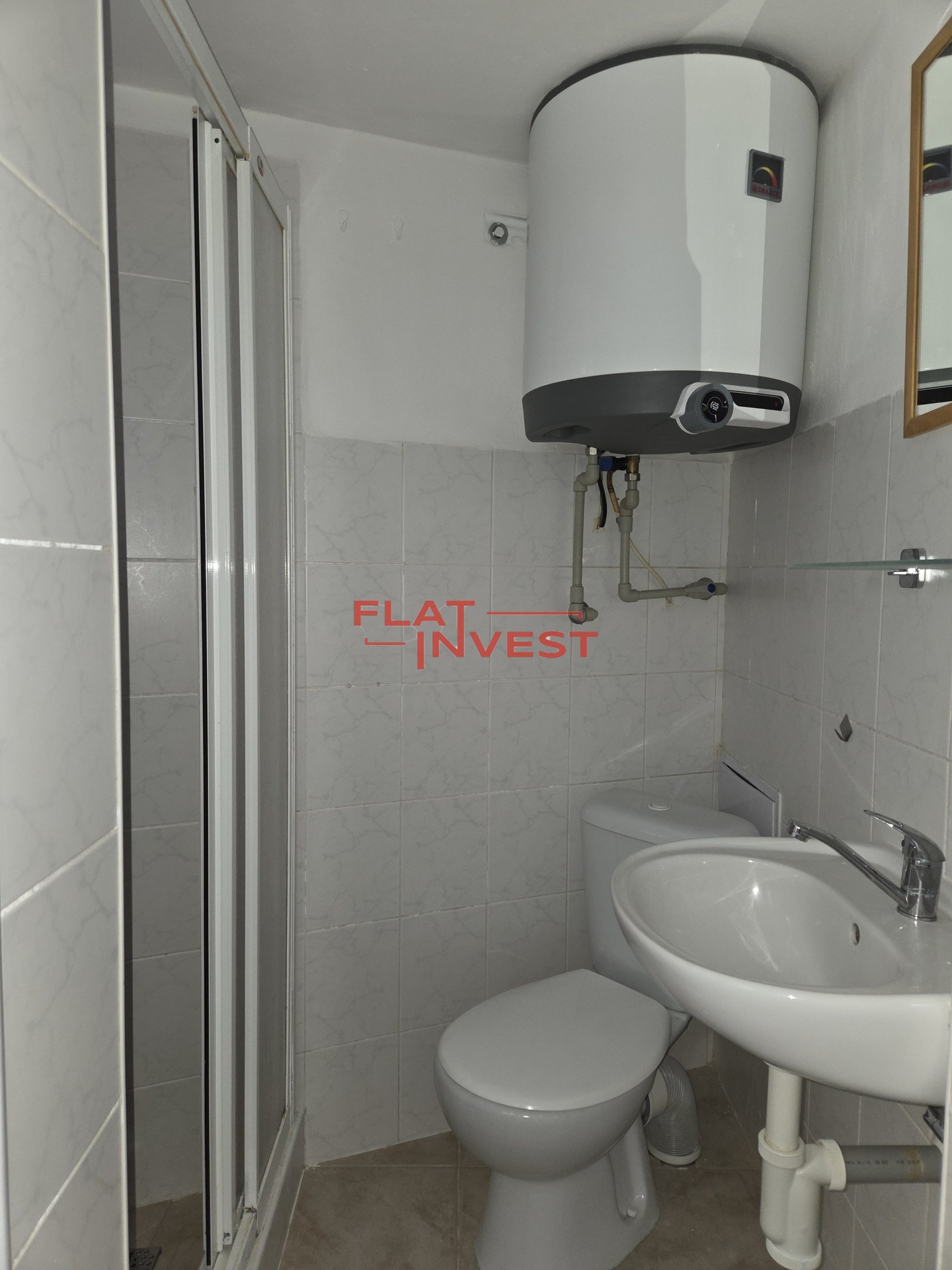 Koupelna s toaletou a sprchovým koutem