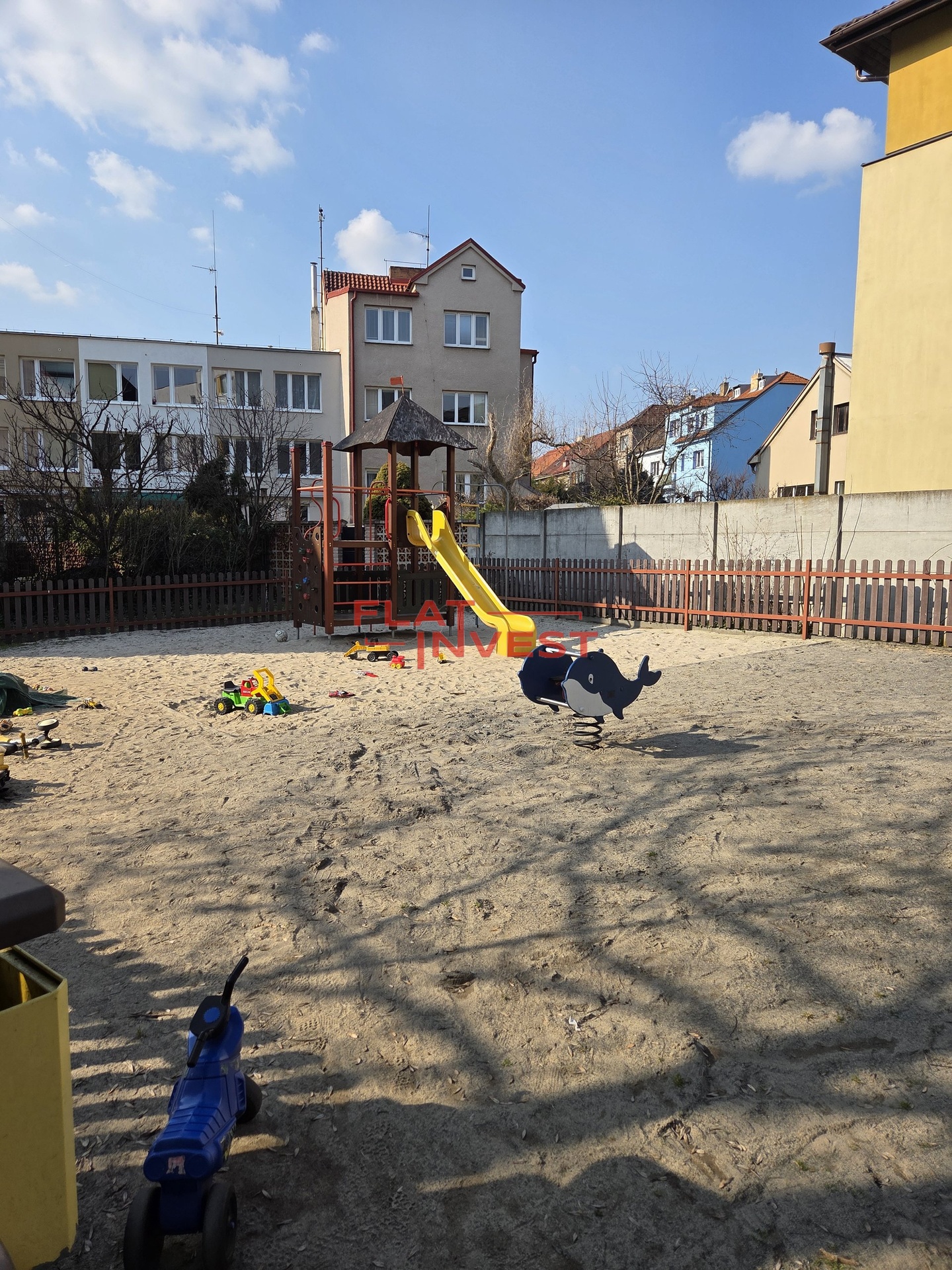 Dětské hřiště vedle domu