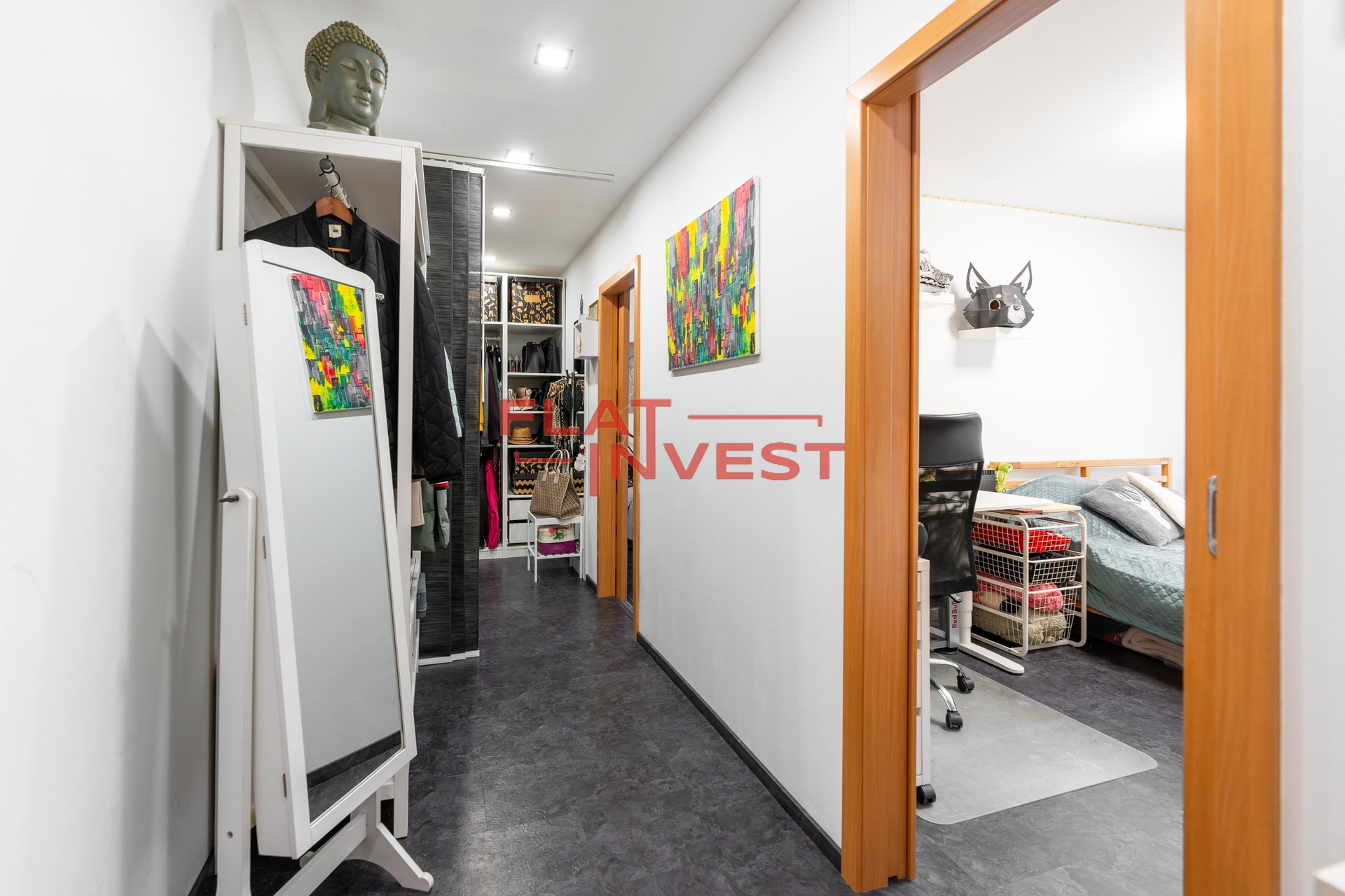 Chodba bytu s pohledem do šatny