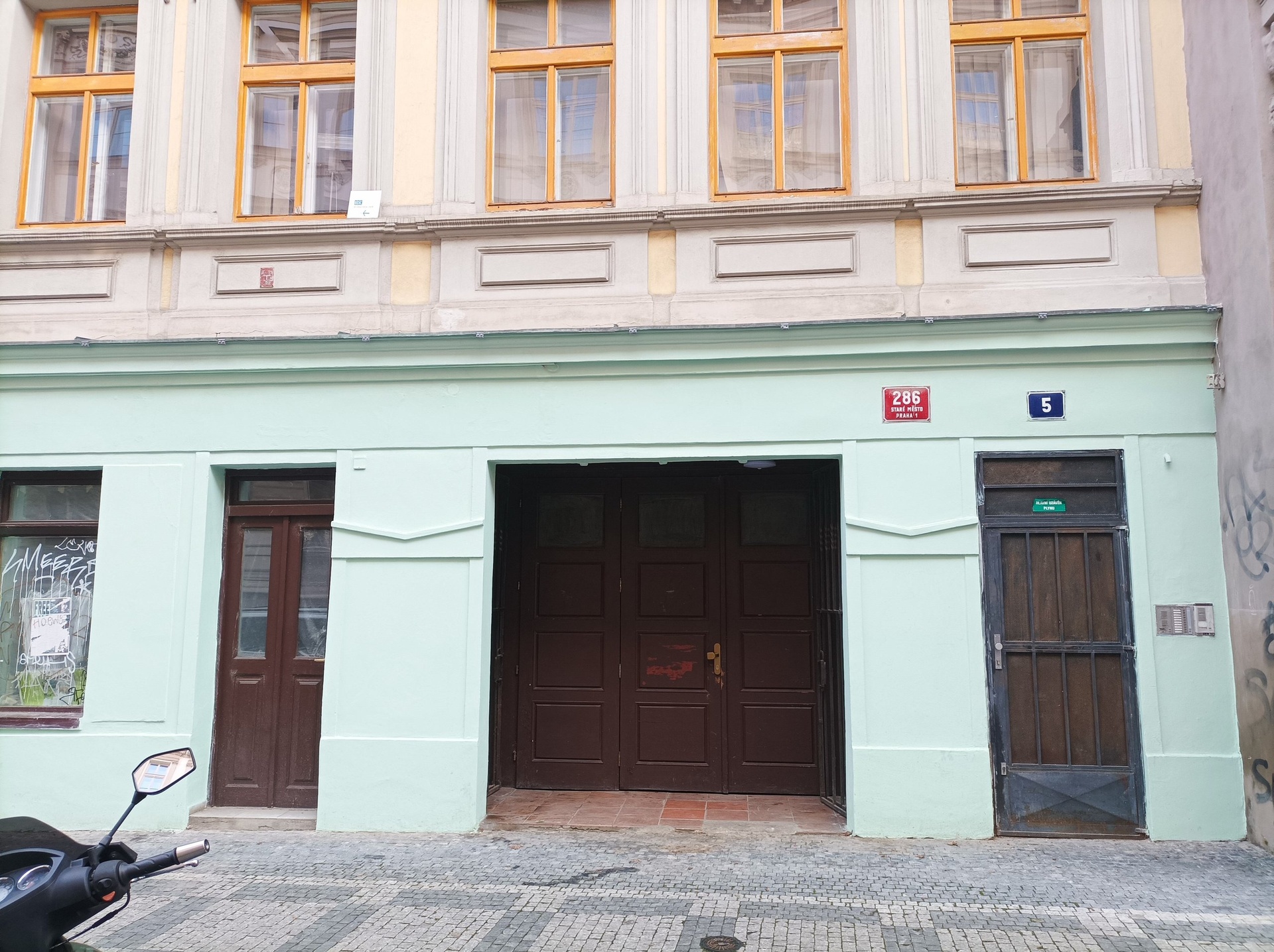 01 vstup do domu Karoliny Sve?tle? z ulice betle?mska?