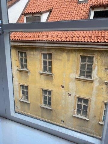 pohled do ulice Z?elezna? z pokoju?