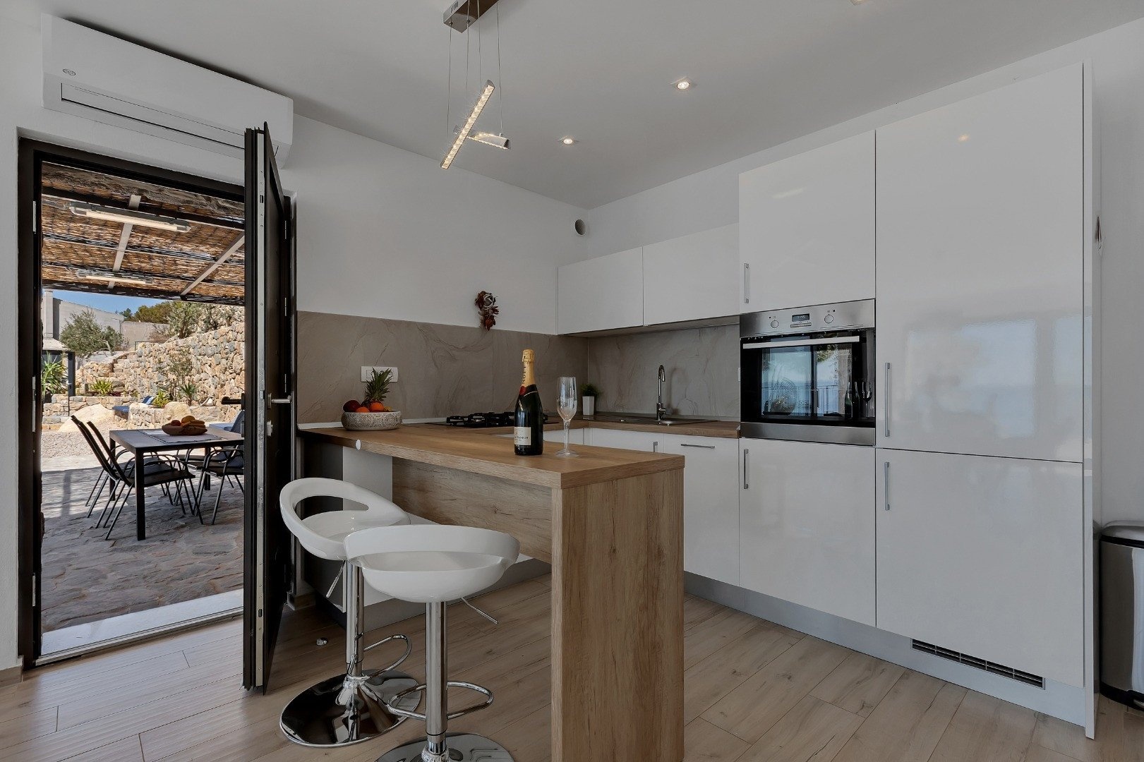 64b51b9d-0852-4cd0-b5d2-420d40d8b486