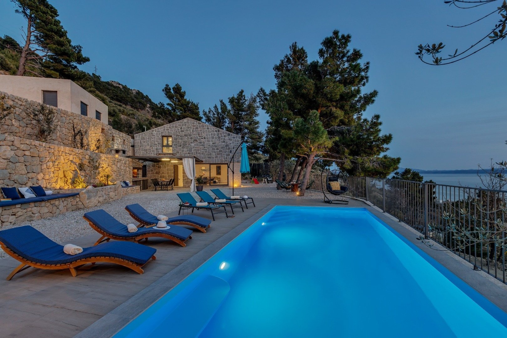 7b962d67-bd68-463f-87a2-7ae9b452162b-1