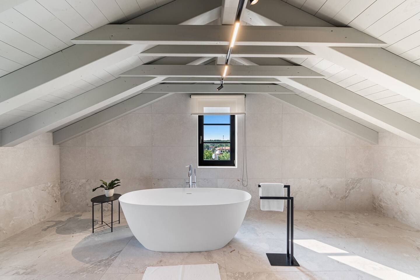 93fc0816-82b9-4978-8749-5d28f236a5f9-1