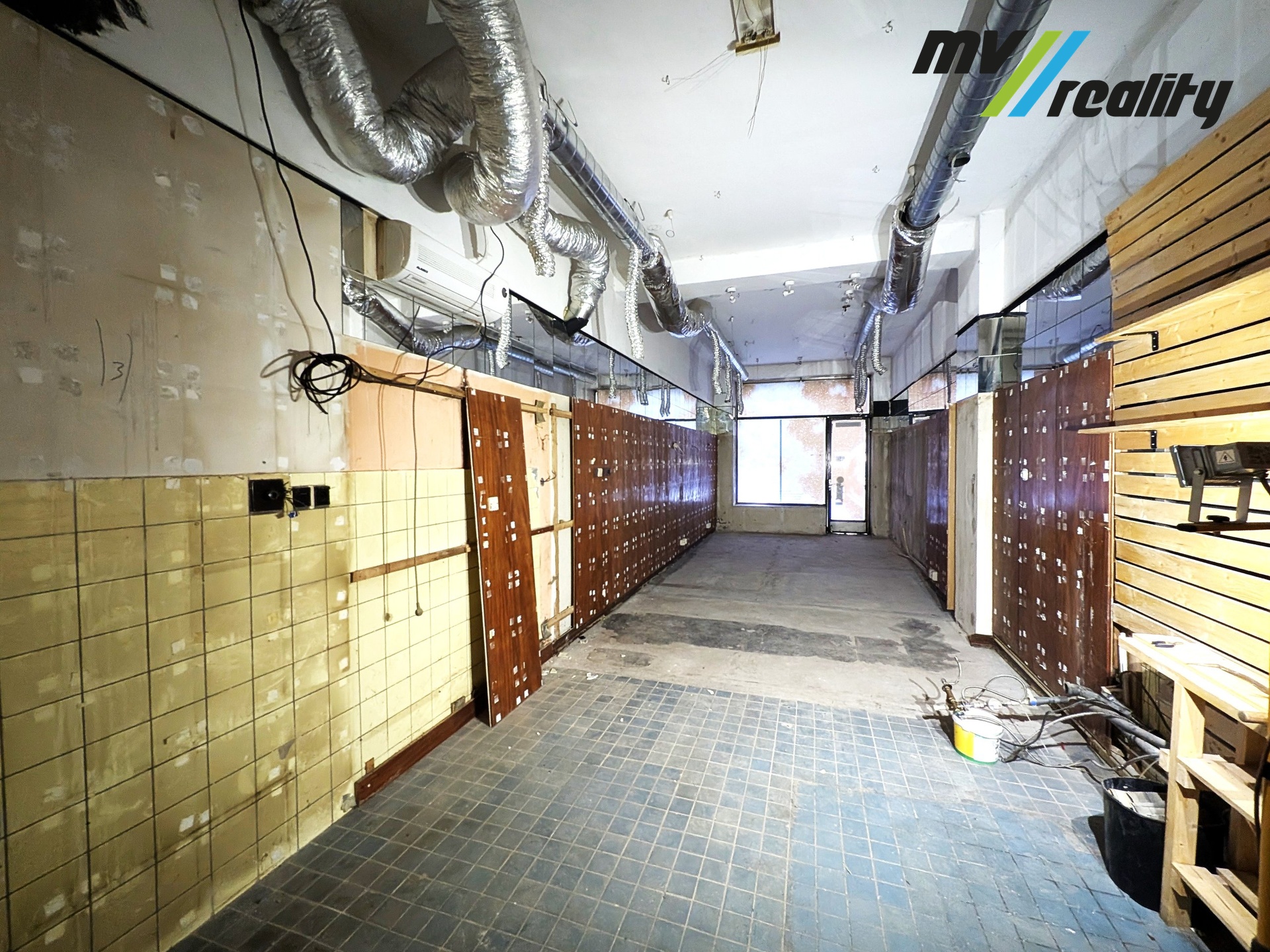 9 obchodní prostor k výloze