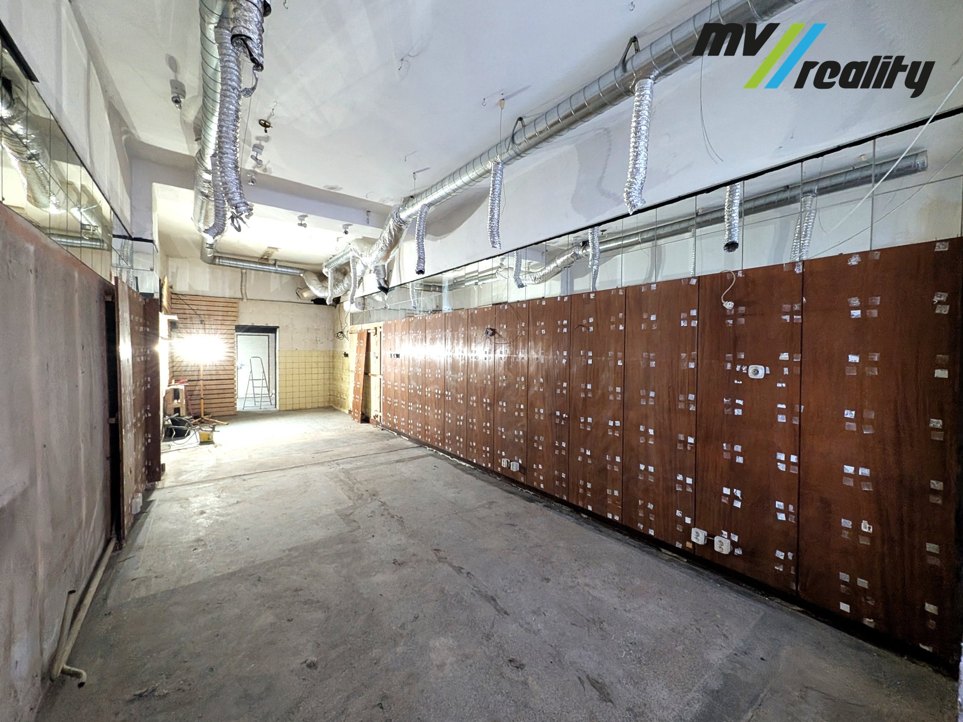 10 obchodní prostor k zázemí