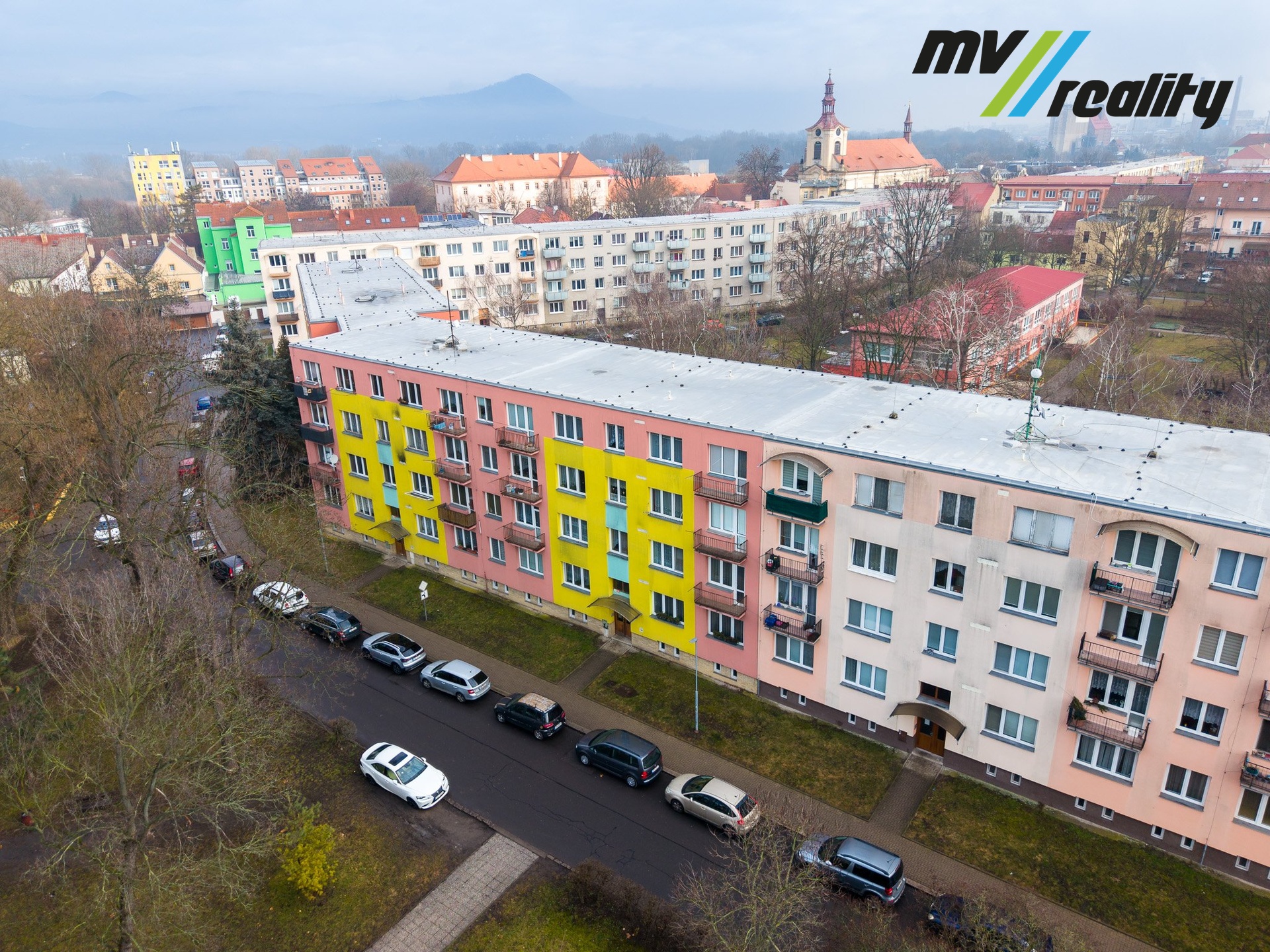 Pohled na dům a okolí