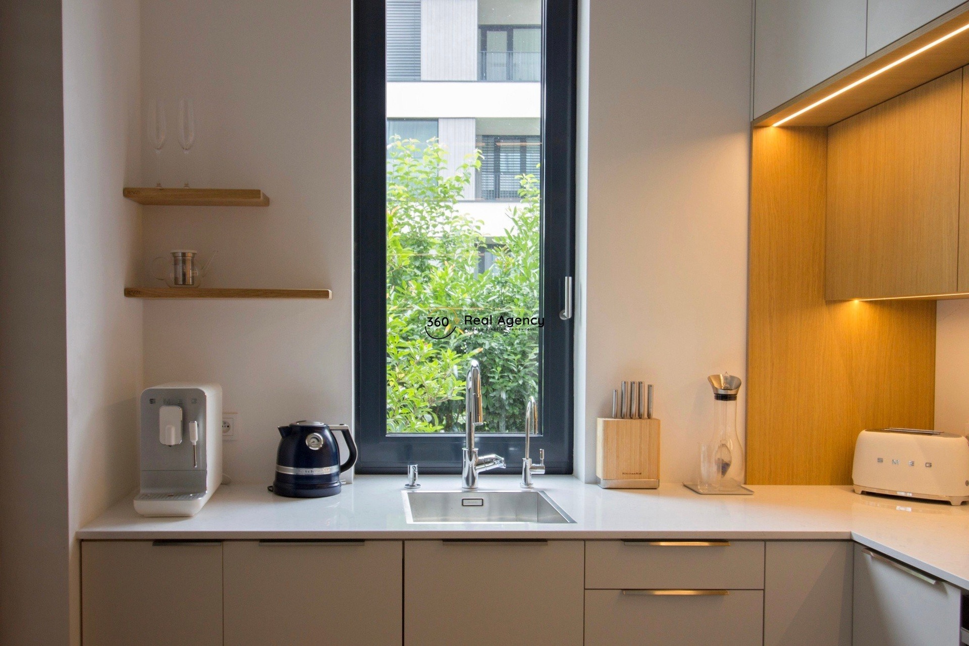 DD59BE18-E04F-44A1-AC54-B6A61CCDABD3