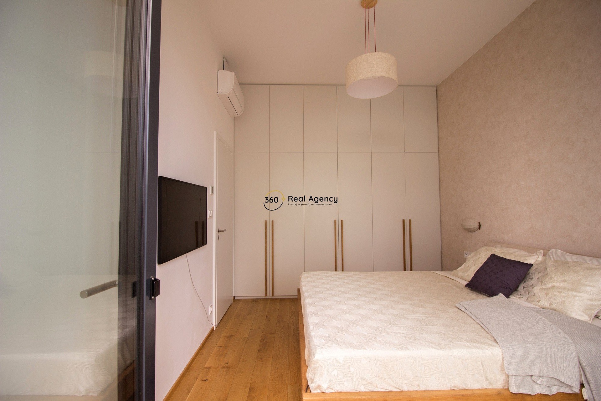 CAAB3C17-D171-4B76-9BCE-FB2FA2AB6A16