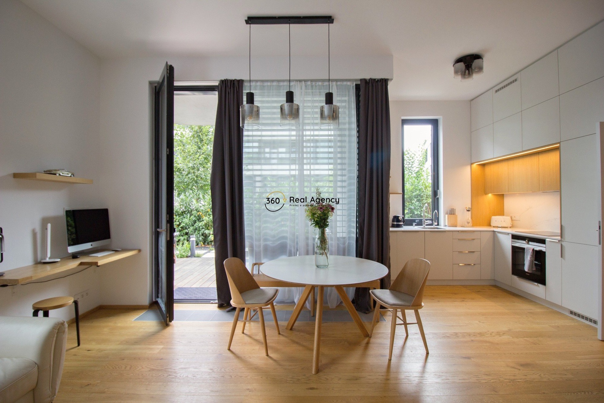 199D4A9A-726E-40C0-822B-690E75FBBB31