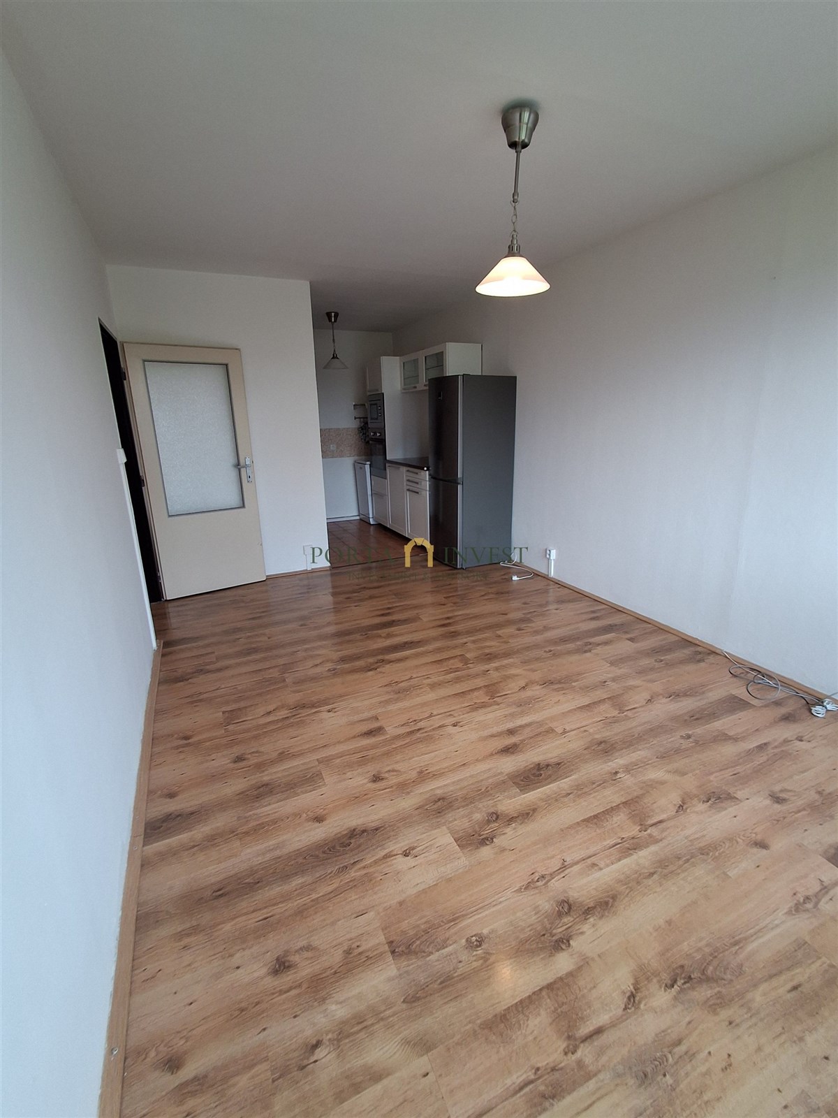 Jídelní kout s moderní dřevěnou podlahou, prostorn