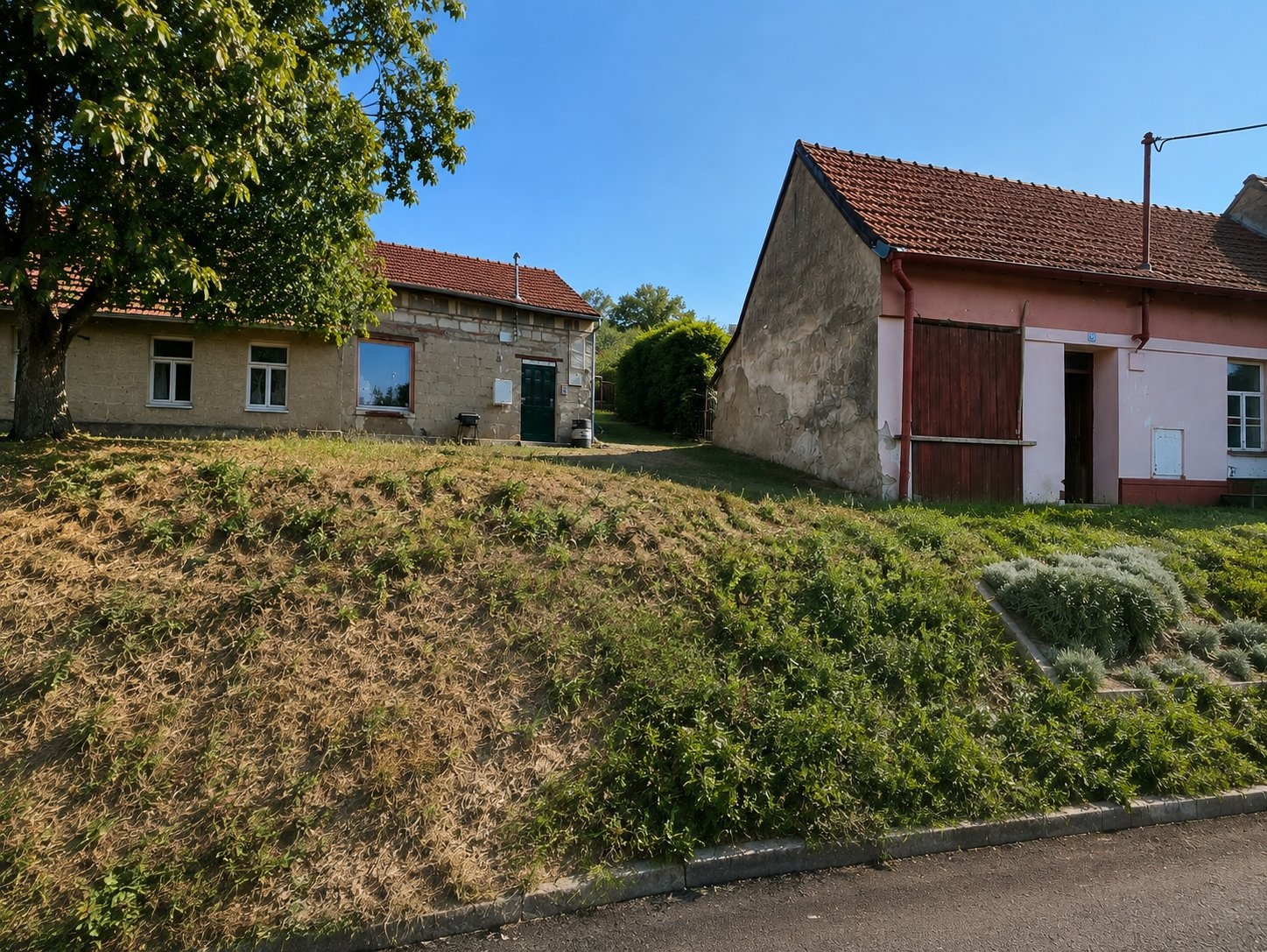 pozemek vedle domu