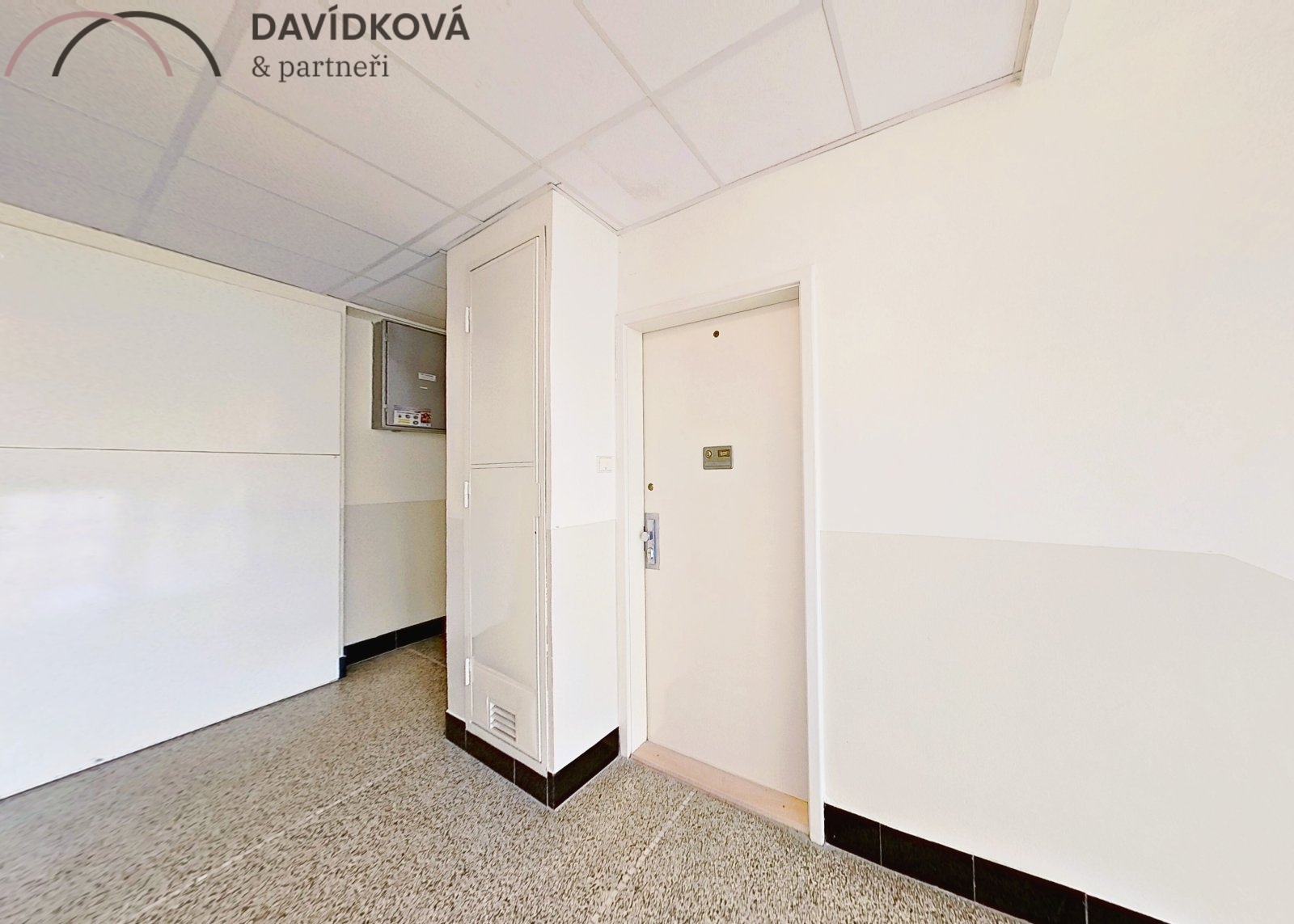 Vstup do bytu ze společných prostor domu