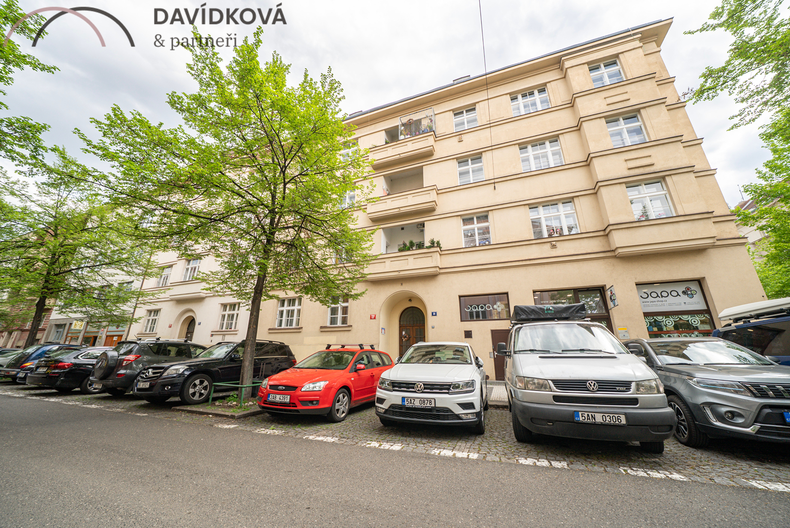 budova - dům vstupní pohled z ulice
