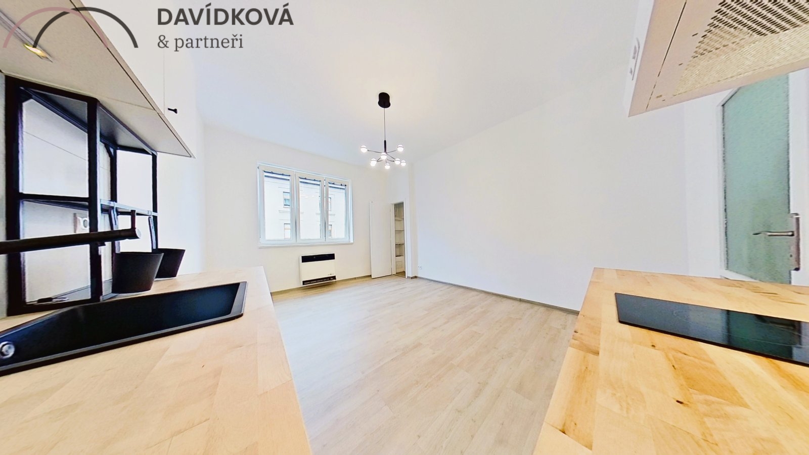 Obytná místnost s kuchyňským koutem