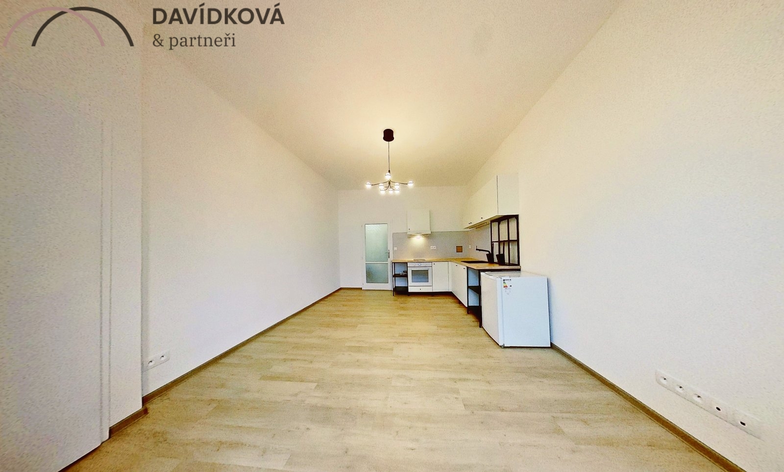 Obytná místnost s kuchyňským koutem