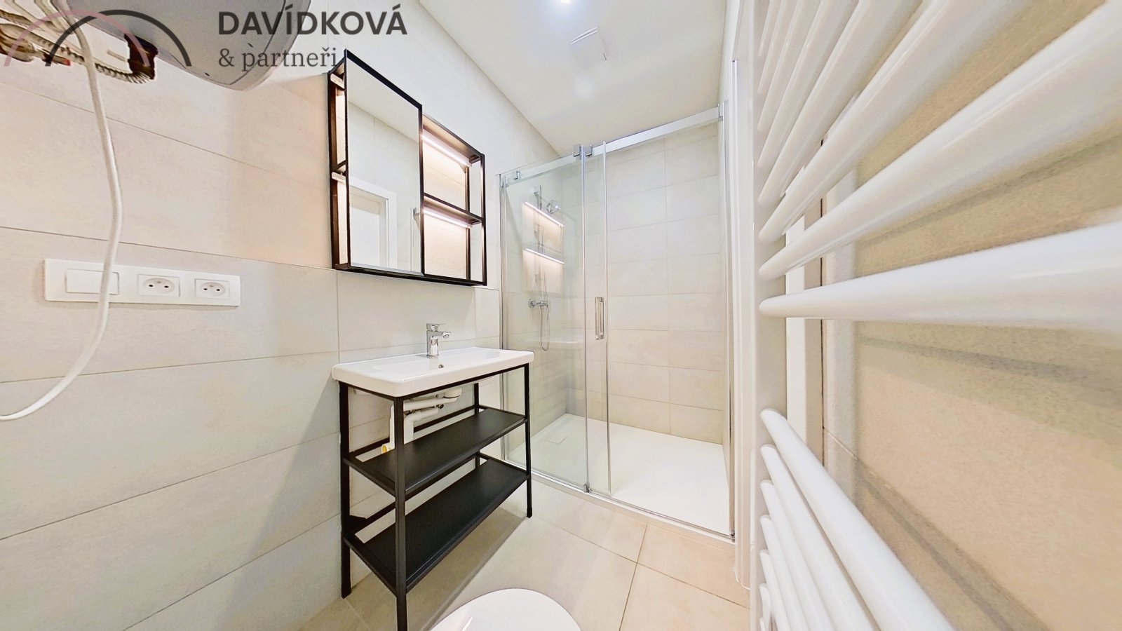 Koupelna se sprchovým koutem a toaletou