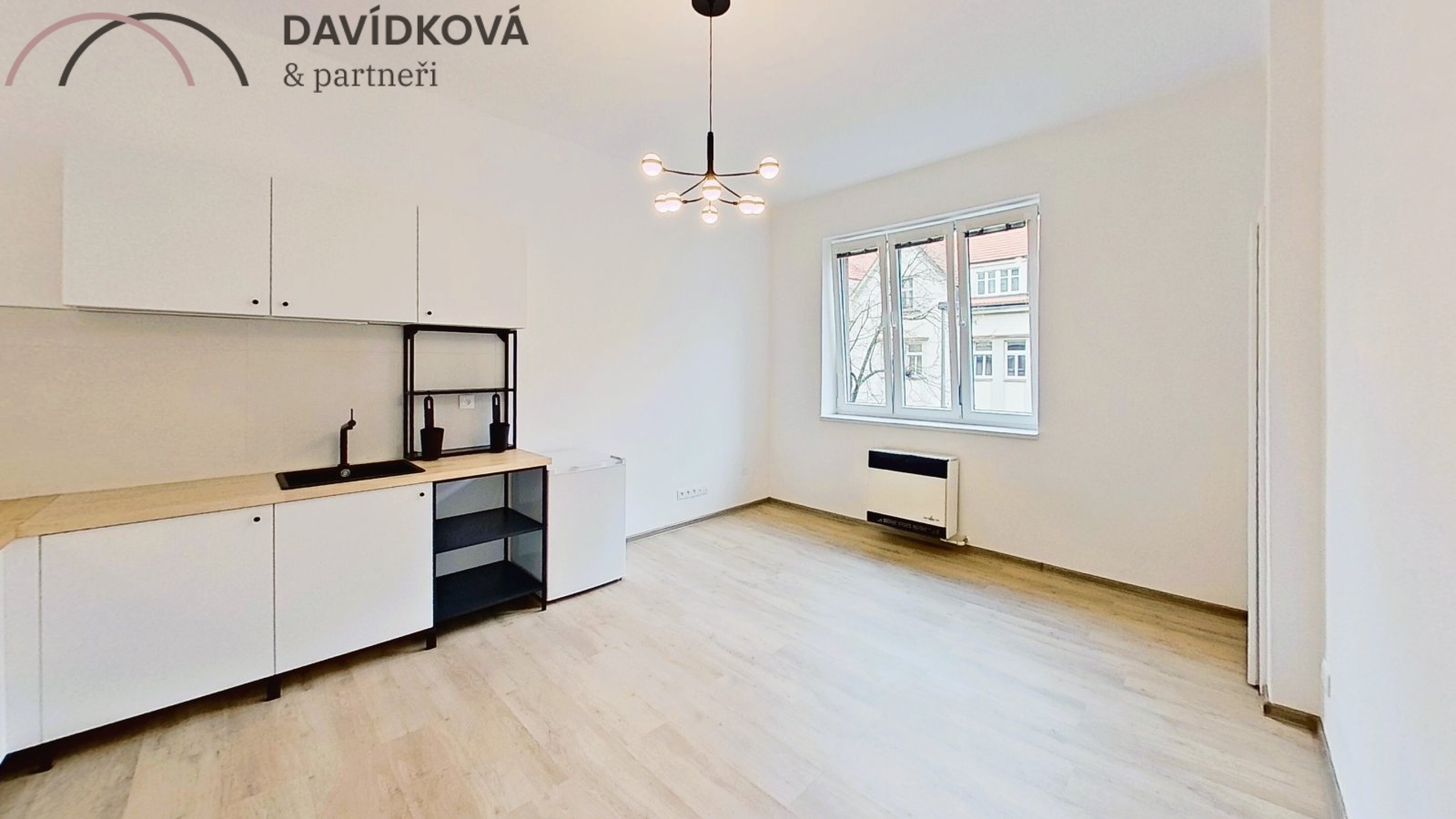 Obytná místnost s kuchyňským koutem