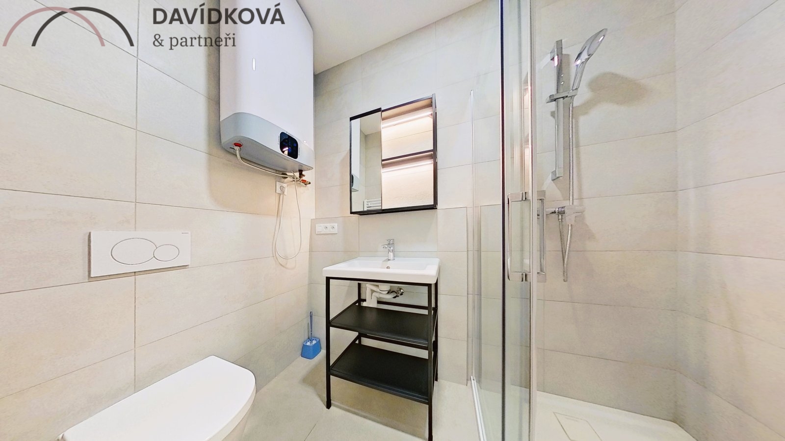 Koupelna se sprchovým koutem a toaletou